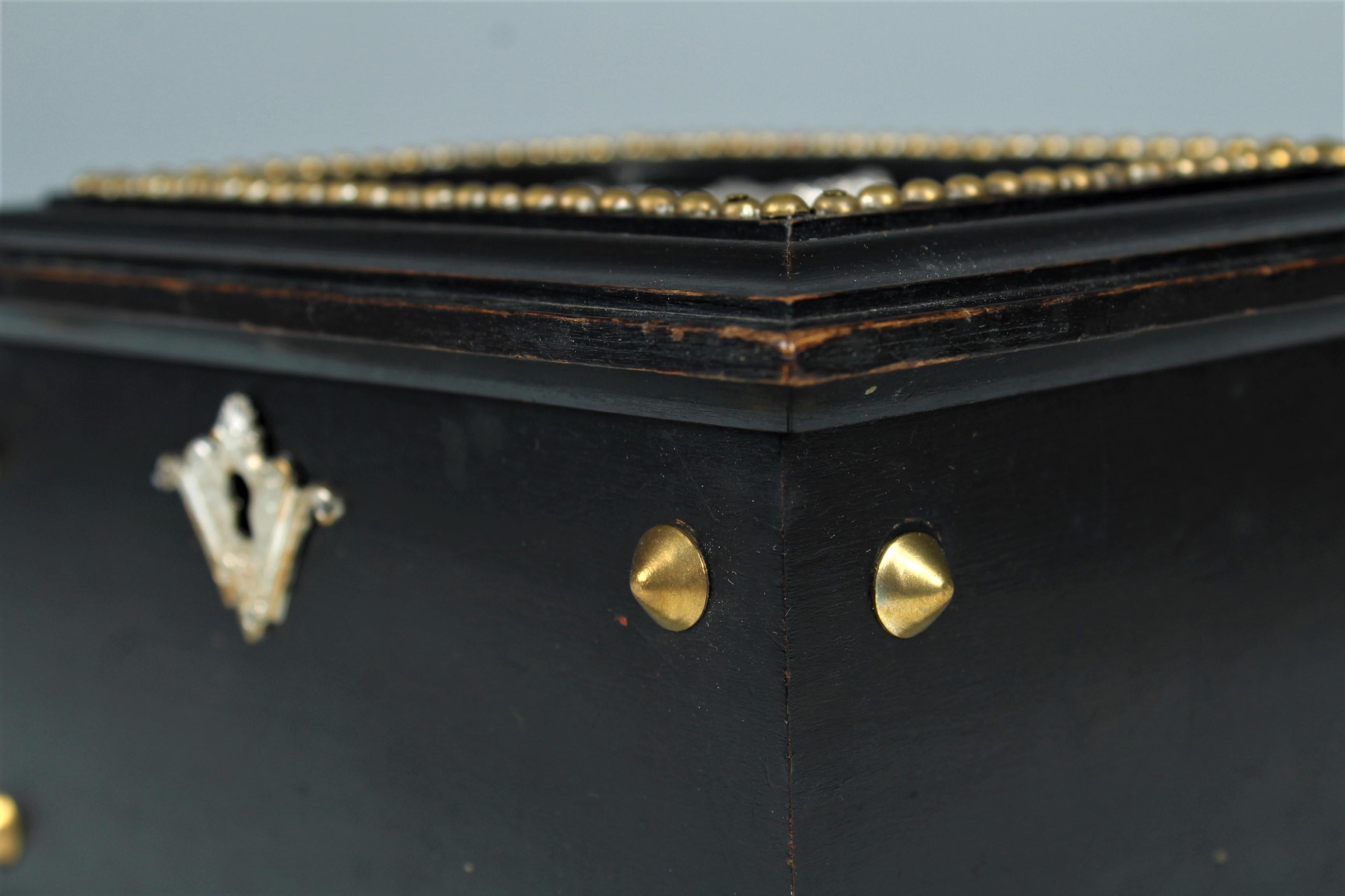 Début du 20ème siècle Antiquité Boîte à bijoux, petit coffre, A Silver Ornamental, circa 1900 en vente