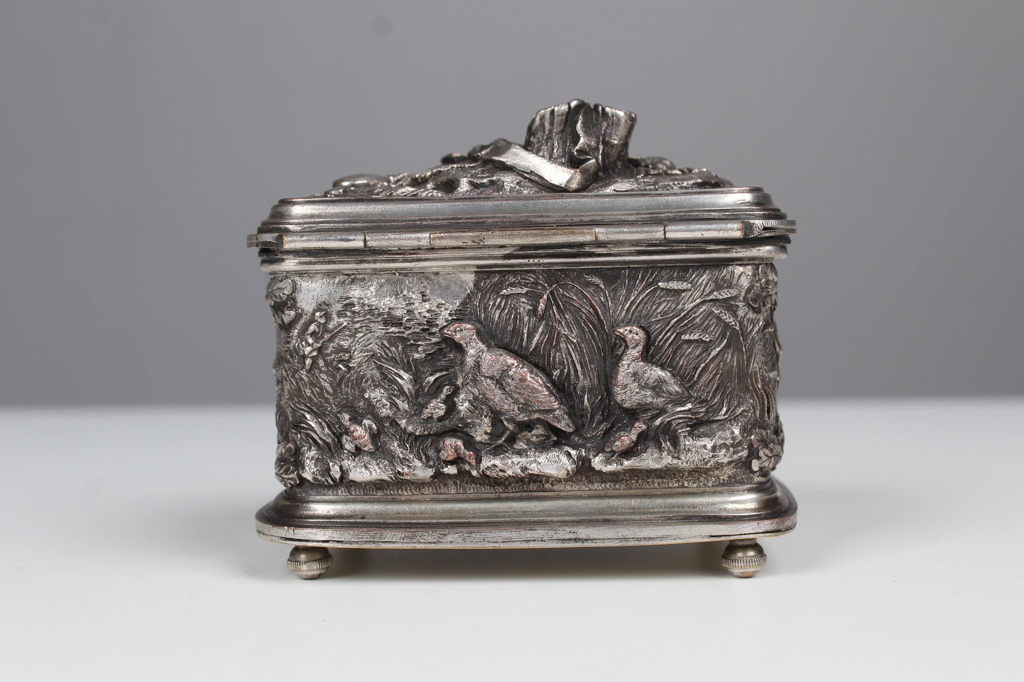 Argenté Boîte à bijoux ancienne « La chasse », années 1910, argentée, Art nouveau, artisanat du fer en vente