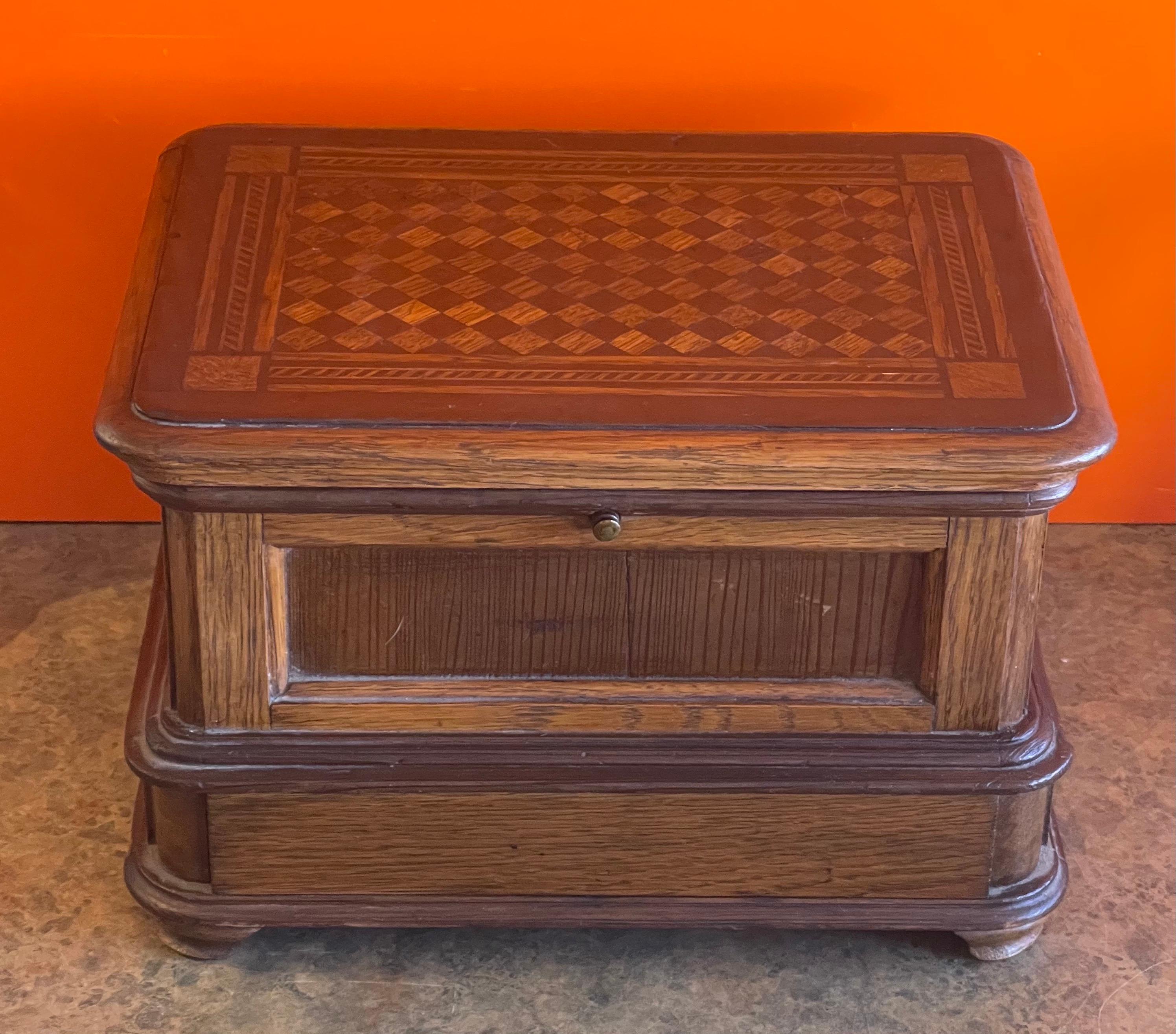 Incrusté Boîte à bijoux ancienne avec dessus en bois incrusté en vente