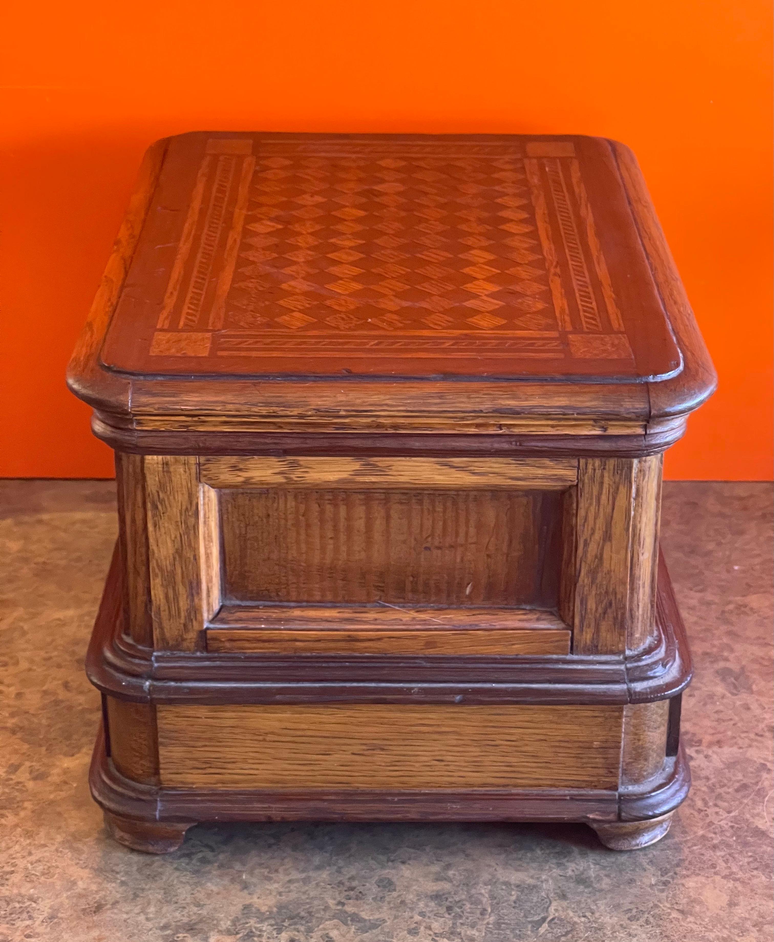 Boîte à bijoux ancienne avec dessus en bois incrusté Bon état - En vente à San Diego, CA