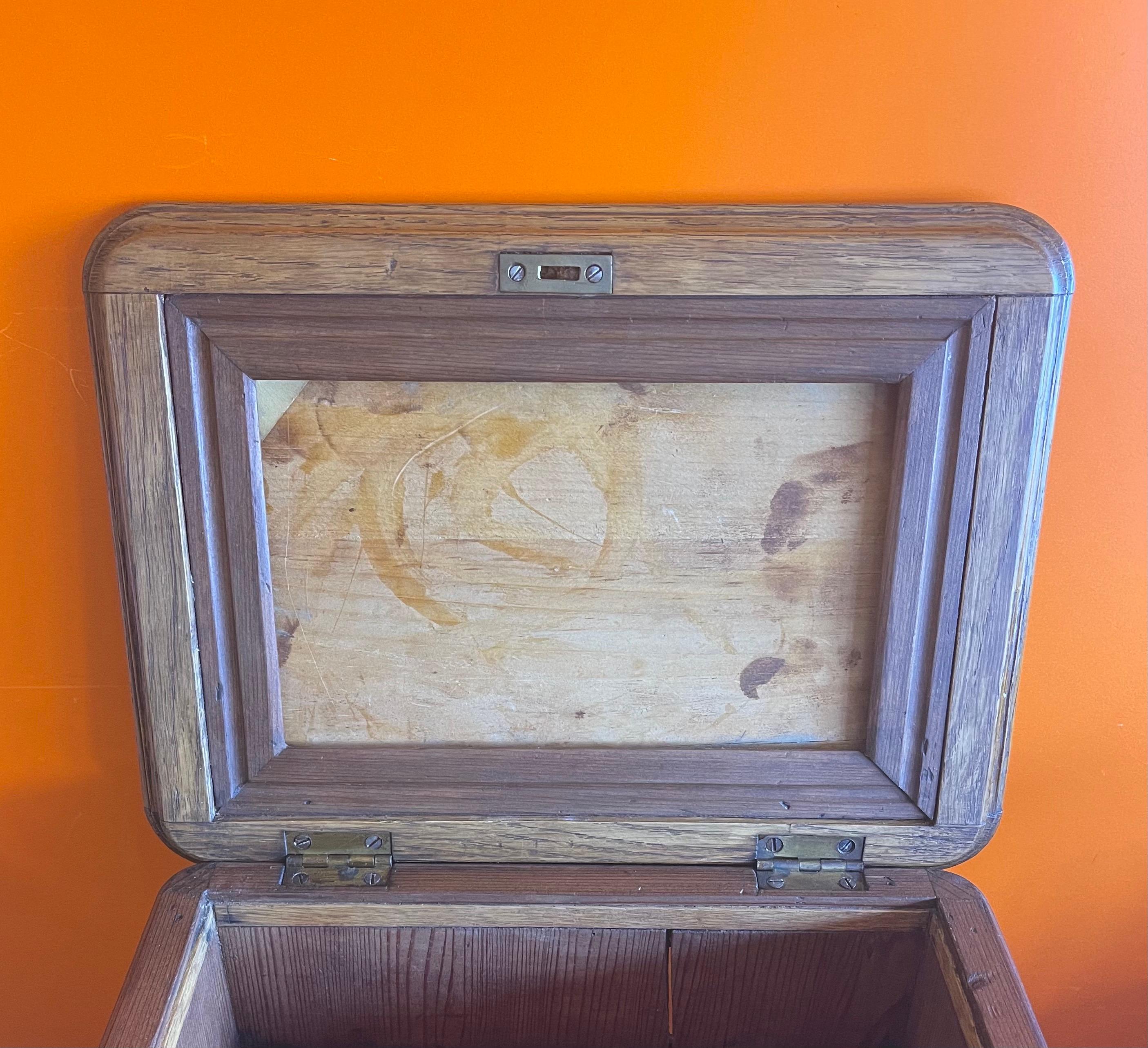 Boîte à bijoux ancienne avec dessus en bois incrusté en vente 2