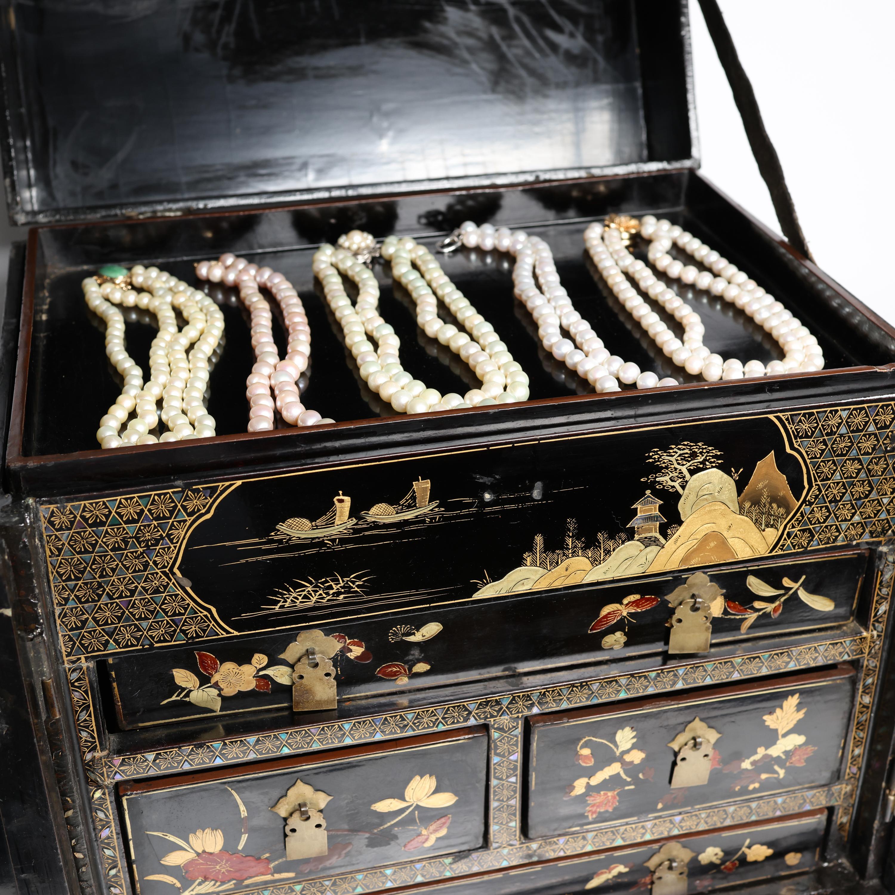Ancienne commode japonaise laquée noire Excellent état à Southbury, CT