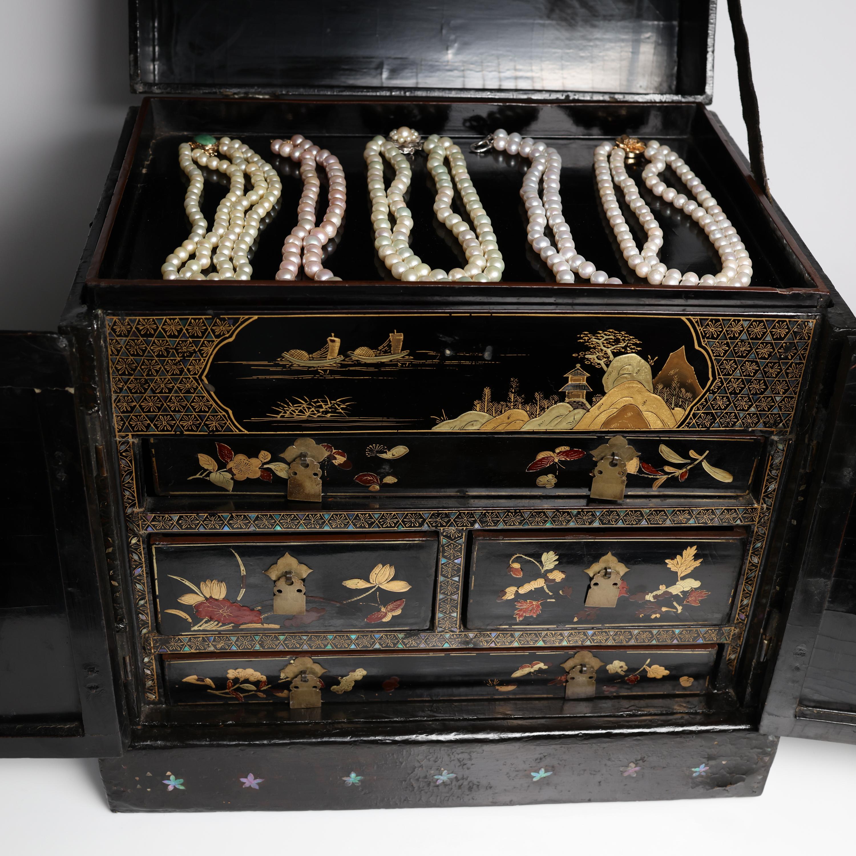 Antique Jewelry Chest Japanese Black Lacquer In Excellent Condition For Sale In Southbury, CT