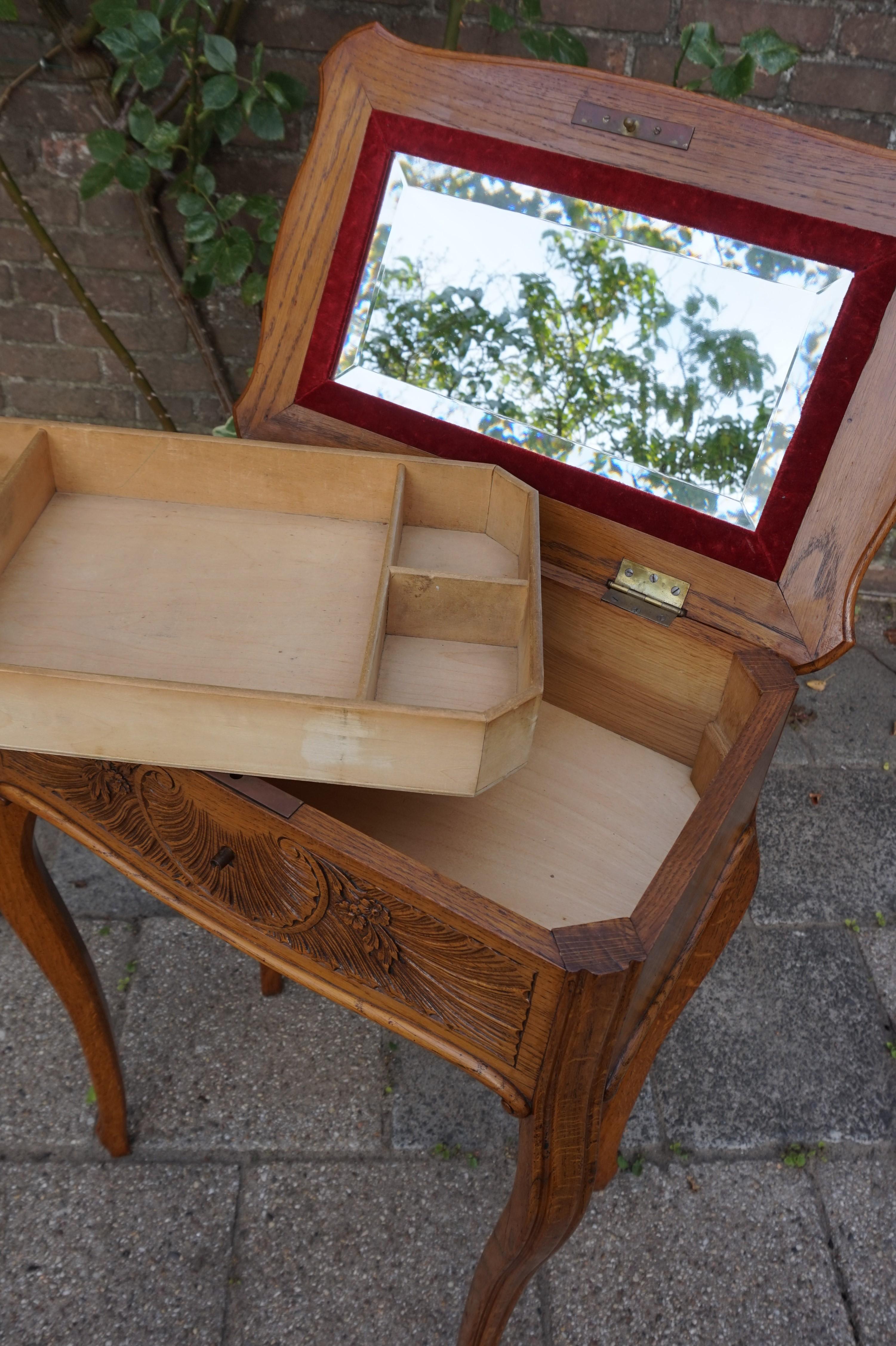 Antique Jewelry or Side Table with Geometric Inlay & Hand-Carved Shell & Flowers In Good Condition In Lisse, NL