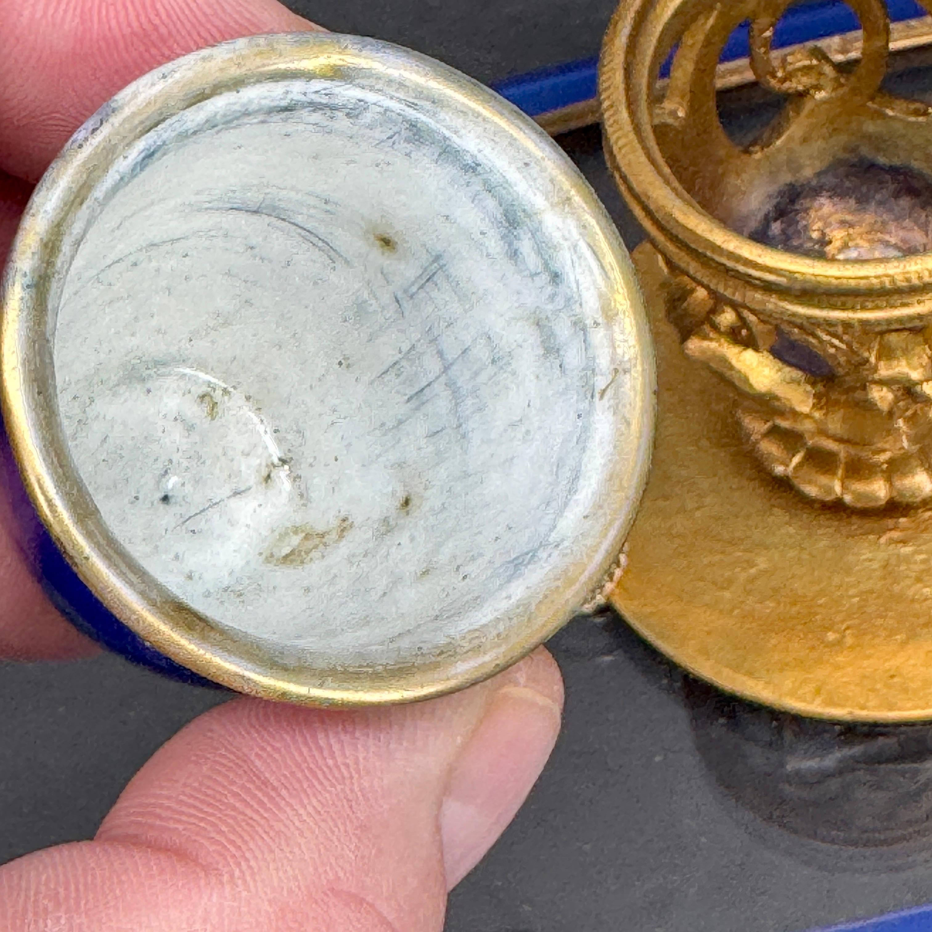 Joyero antiguo hecho a medida de bronce dorado, porcelana azul y lucita en venta 2