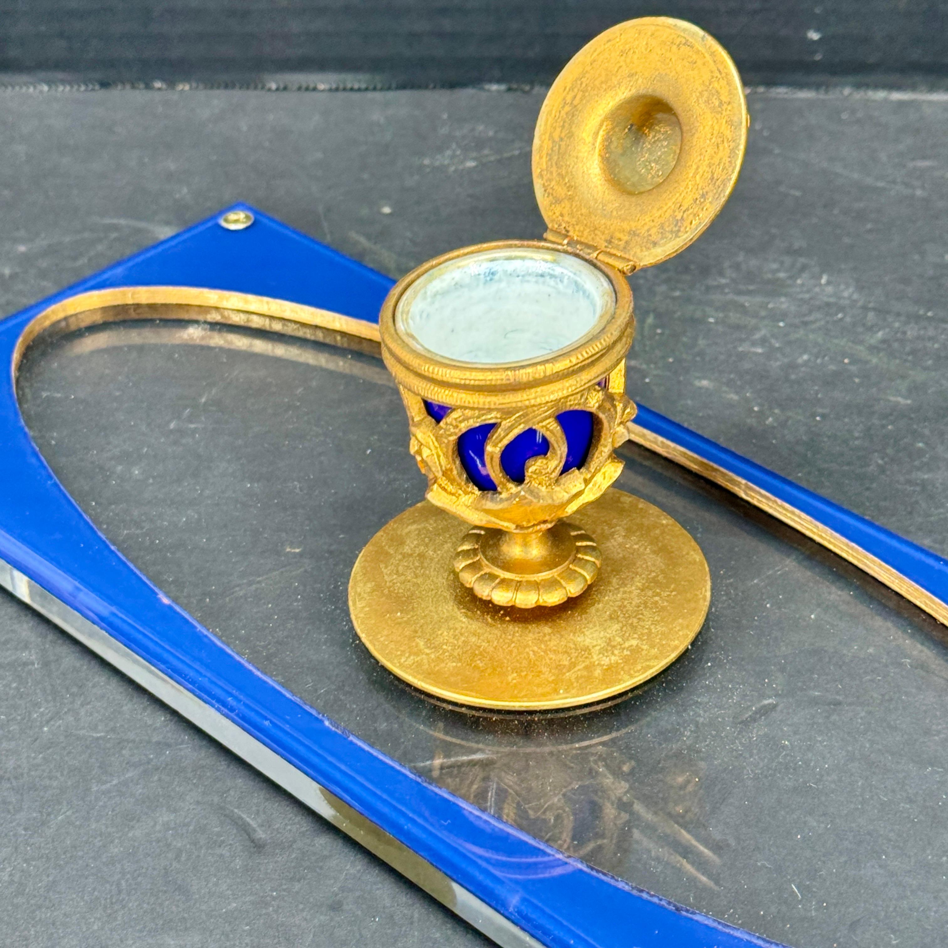 Joyero antiguo hecho a medida de bronce dorado, porcelana azul y lucita en venta 3