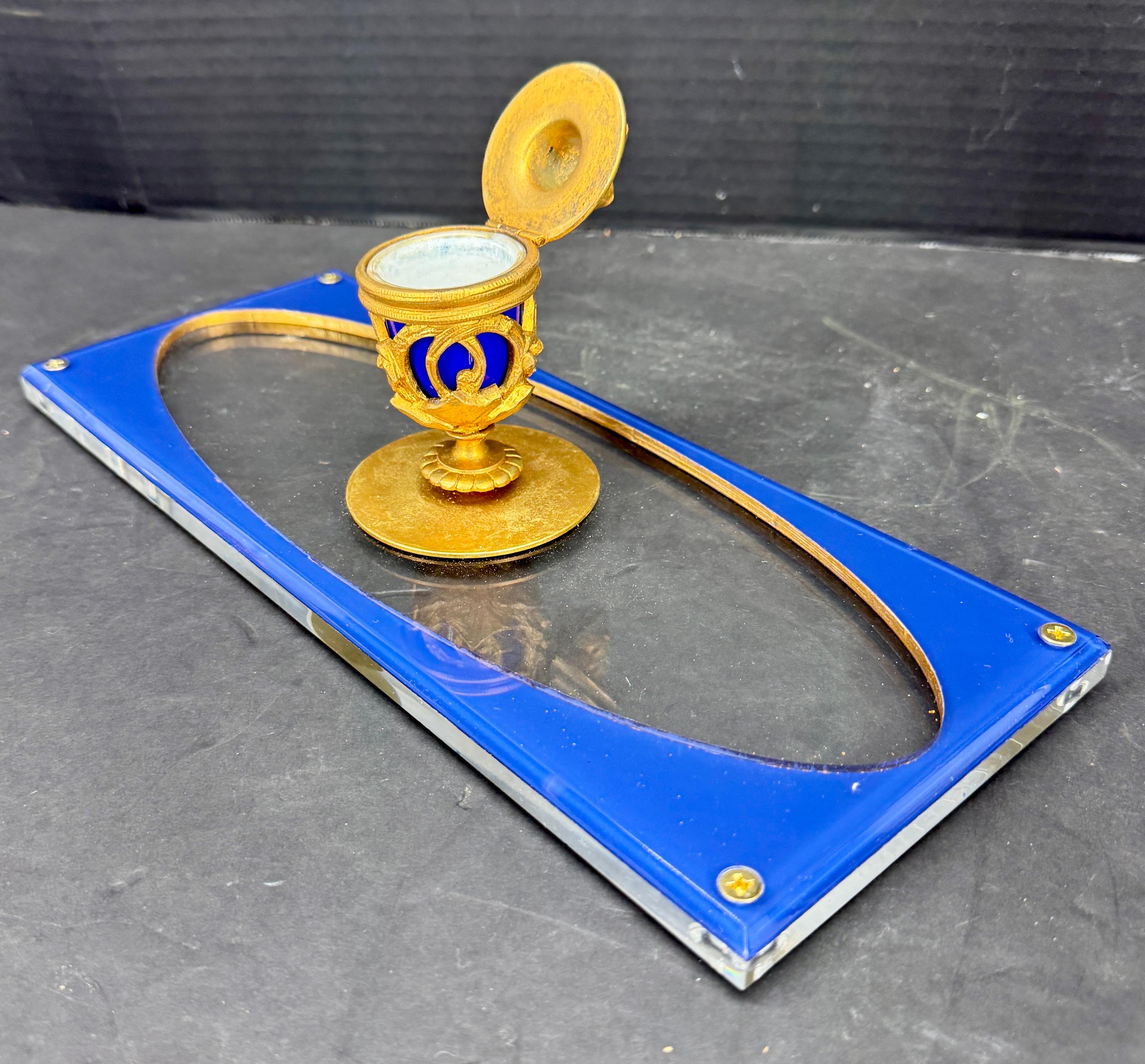 Joyero antiguo hecho a medida de bronce dorado, porcelana azul y lucita en venta 4
