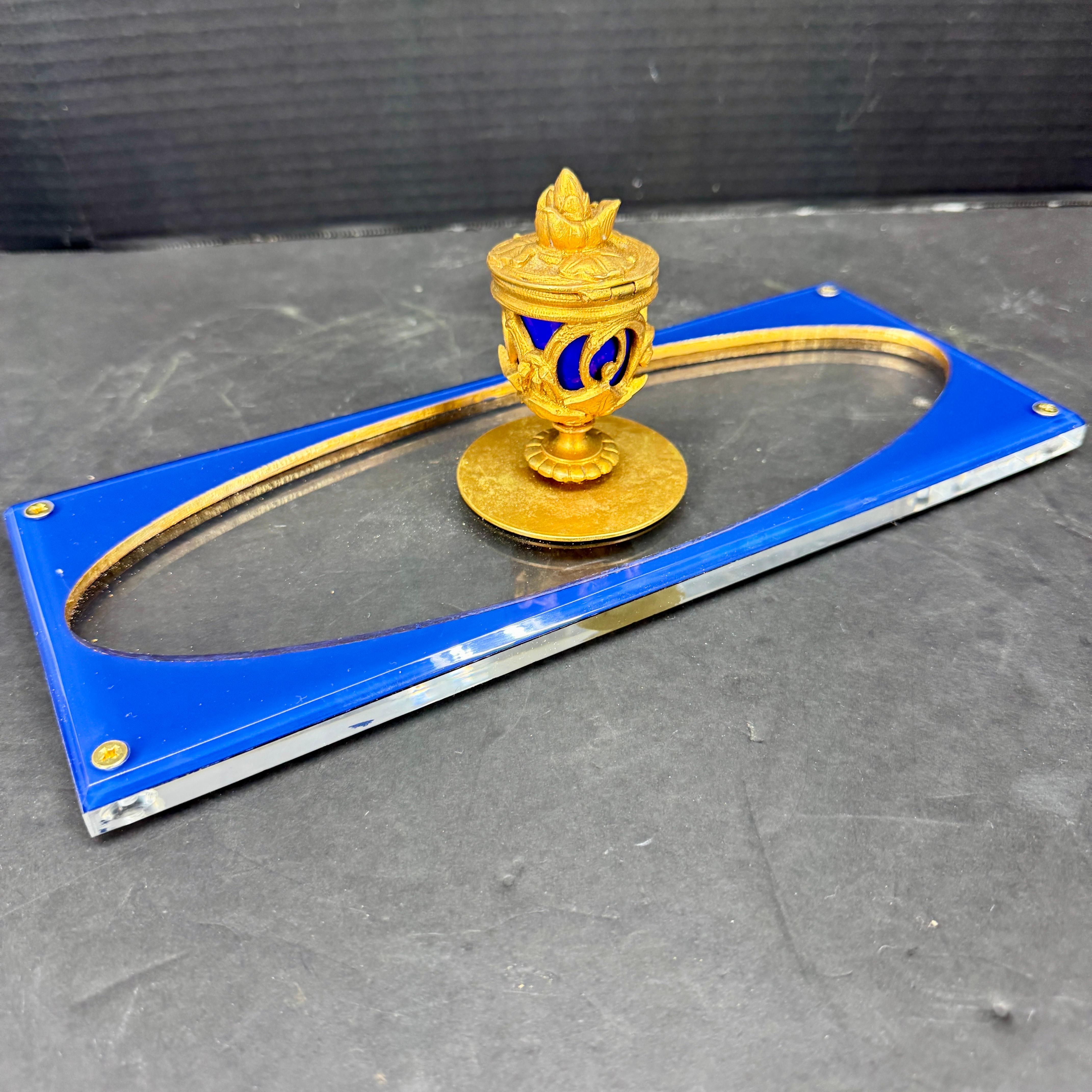 Joyero antiguo hecho a medida de bronce dorado, porcelana azul y lucita en venta 5