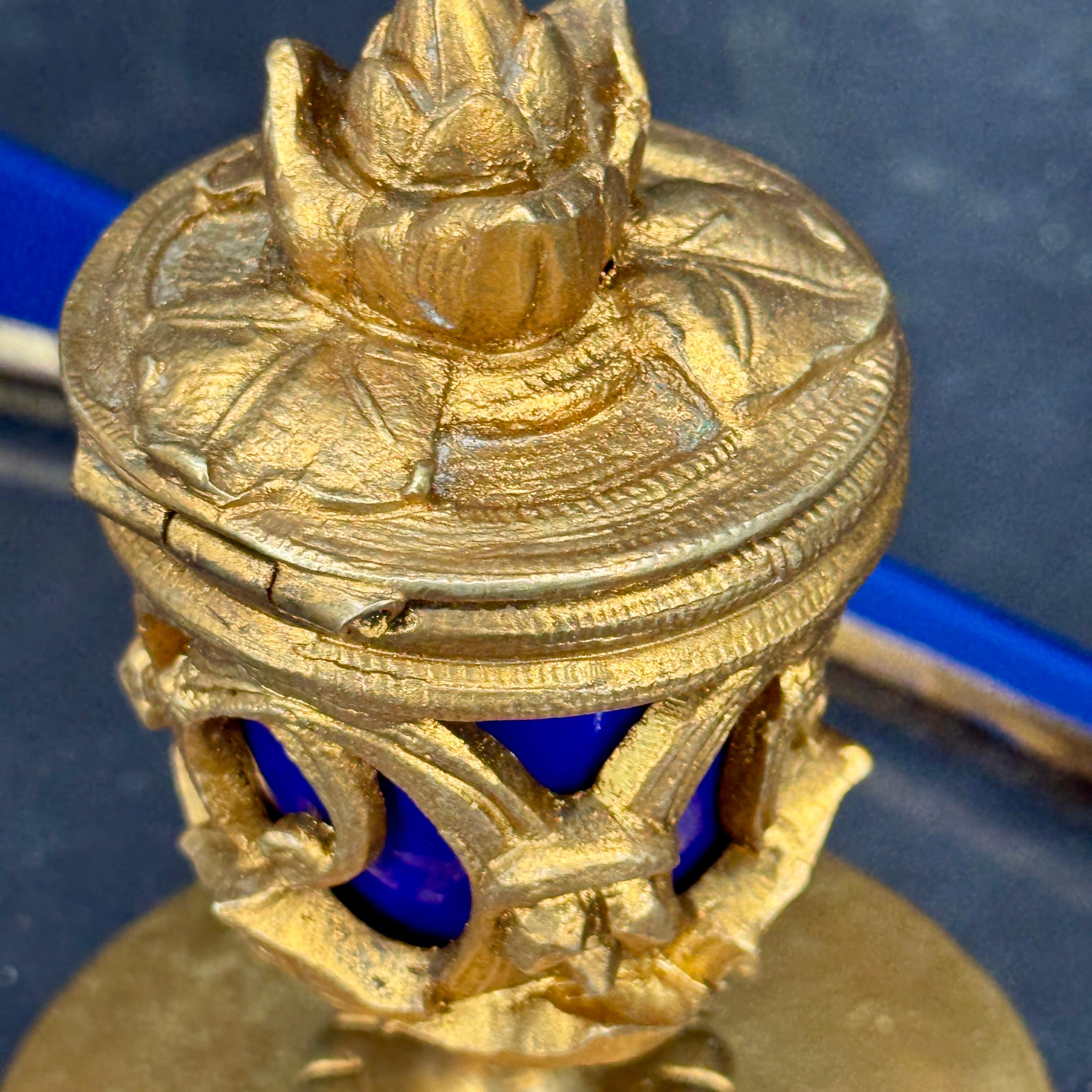 Joyero antiguo hecho a medida de bronce dorado, porcelana azul y lucita en venta 6