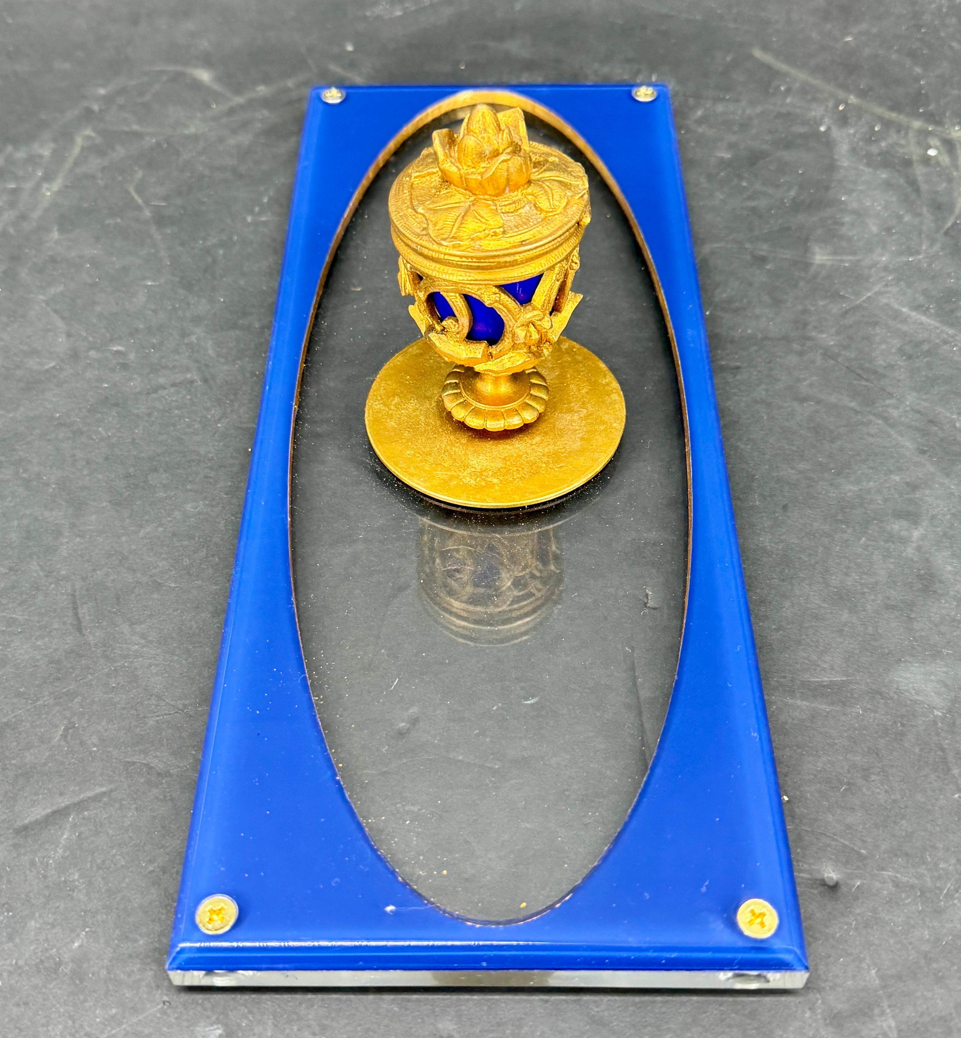 Joyero antiguo hecho a medida de bronce dorado, porcelana azul y lucita en venta 7