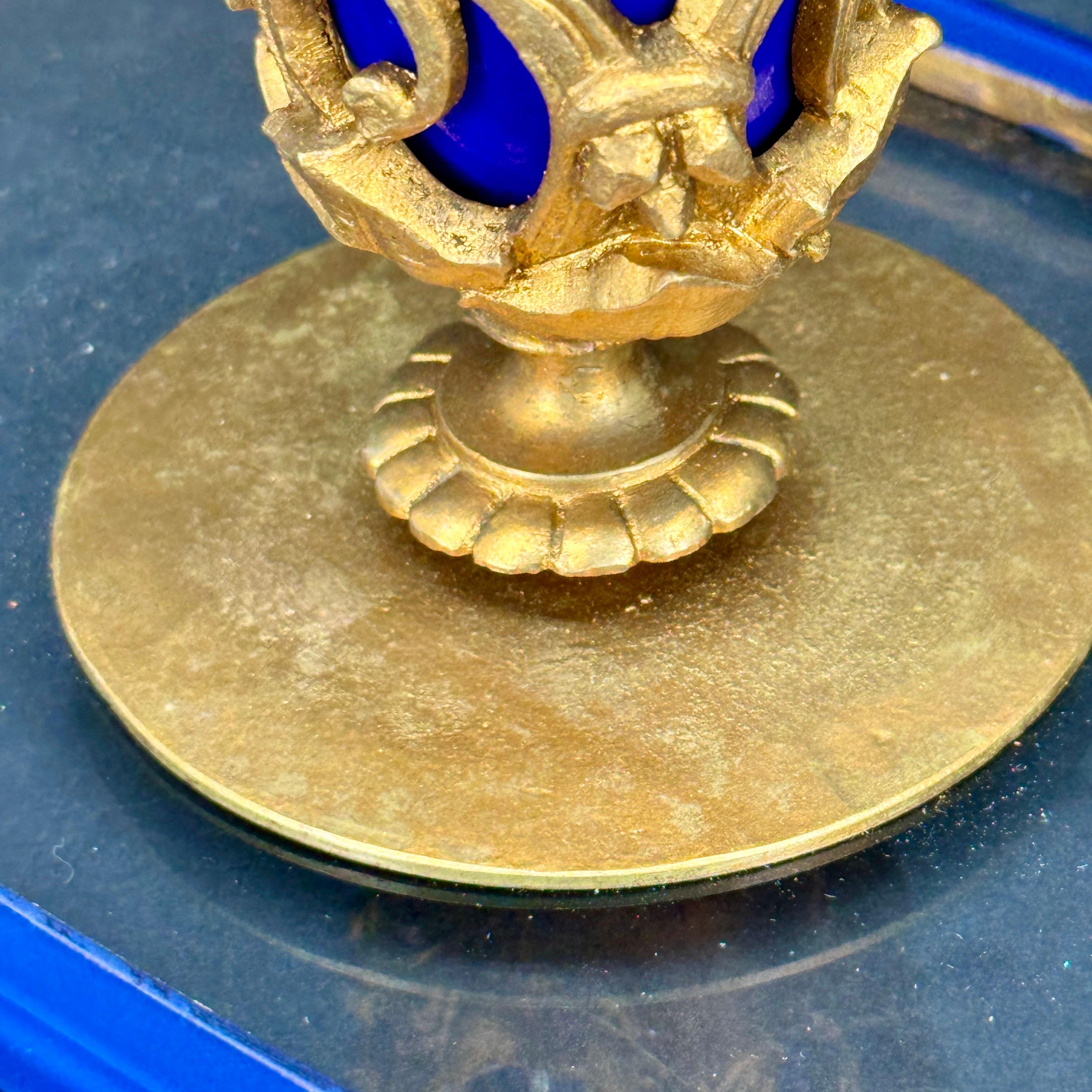 Joyero antiguo hecho a medida de bronce dorado, porcelana azul y lucita en venta 8