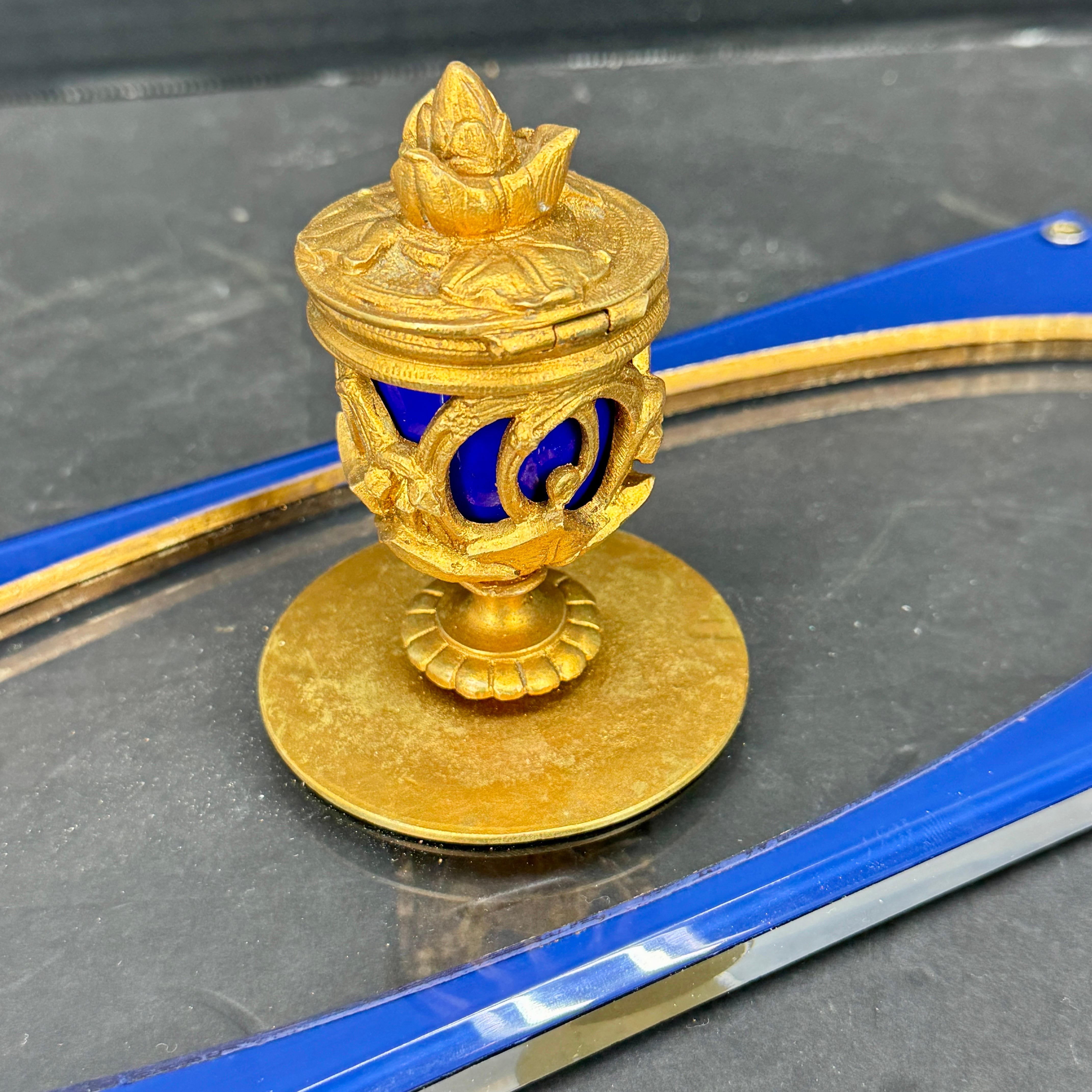 Joyero antiguo hecho a medida de bronce dorado, porcelana azul y lucita en venta 9