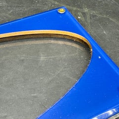 Portagioie antico realizzato su misura in bronzo dorato, porcellana blu e lucite