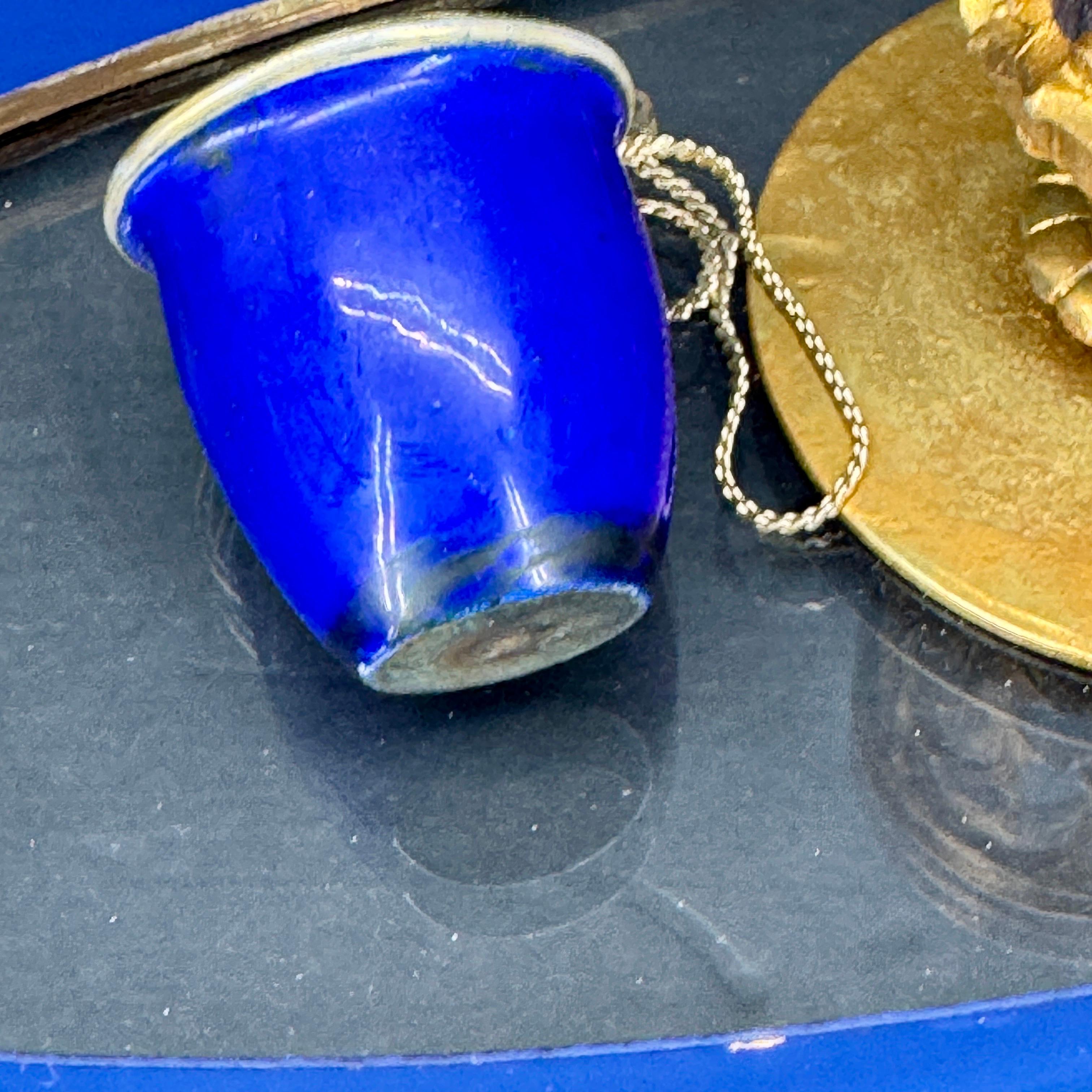 Joyero antiguo hecho a medida de bronce dorado, porcelana azul y lucita Moderno de mediados de siglo en venta