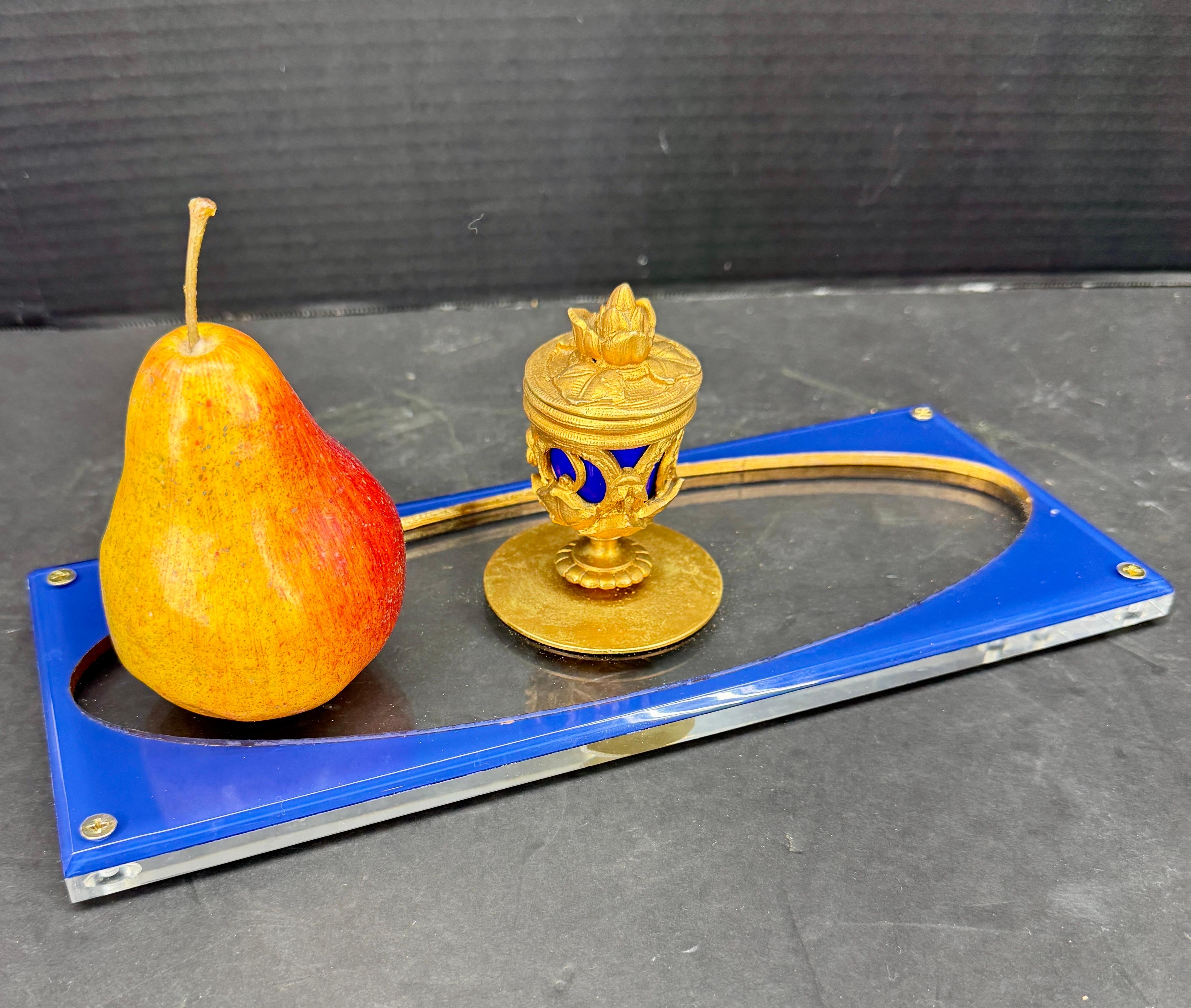 Joyero antiguo hecho a medida de bronce dorado, porcelana azul y lucita Danés en venta