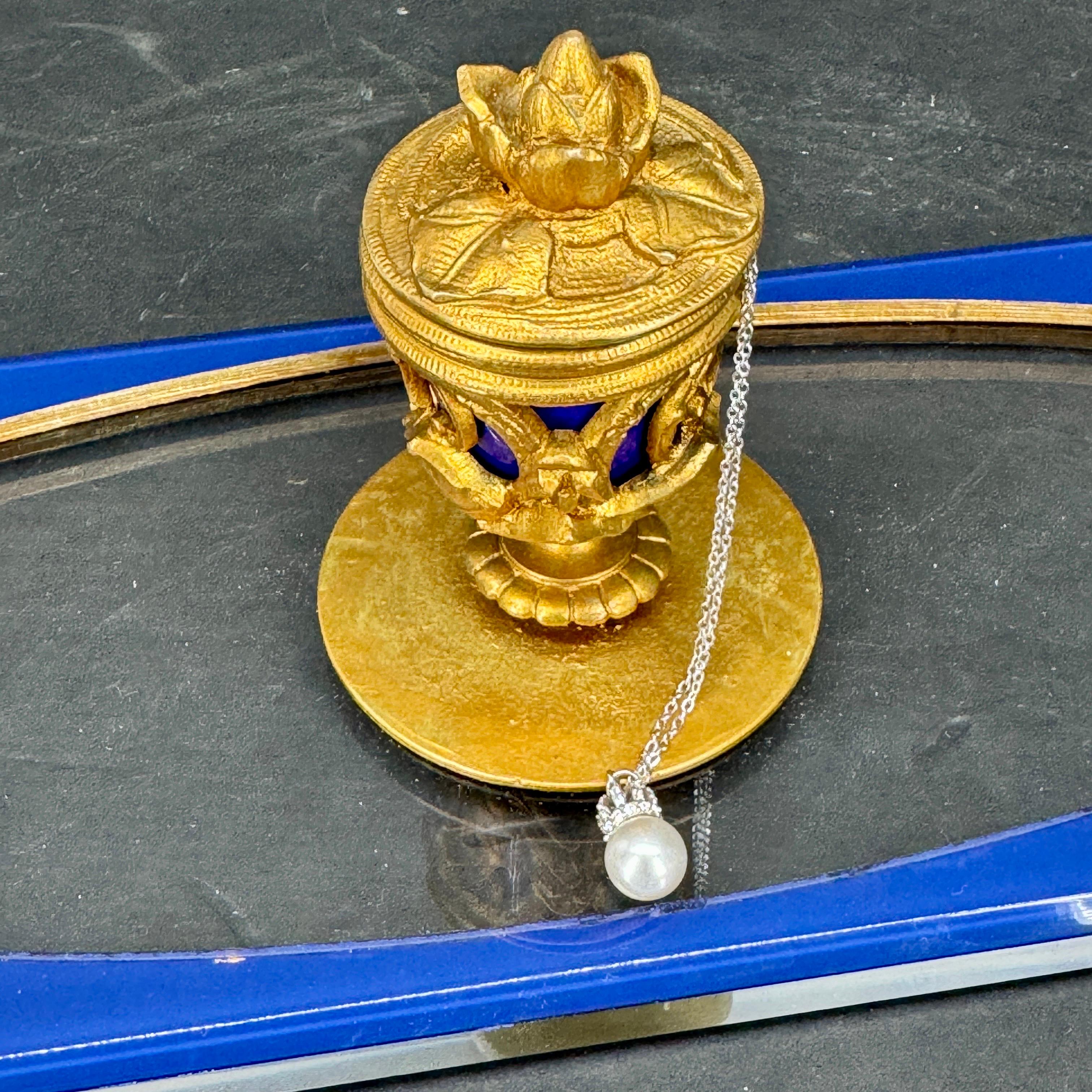 Joyero antiguo hecho a medida de bronce dorado, porcelana azul y lucita Dorado en venta