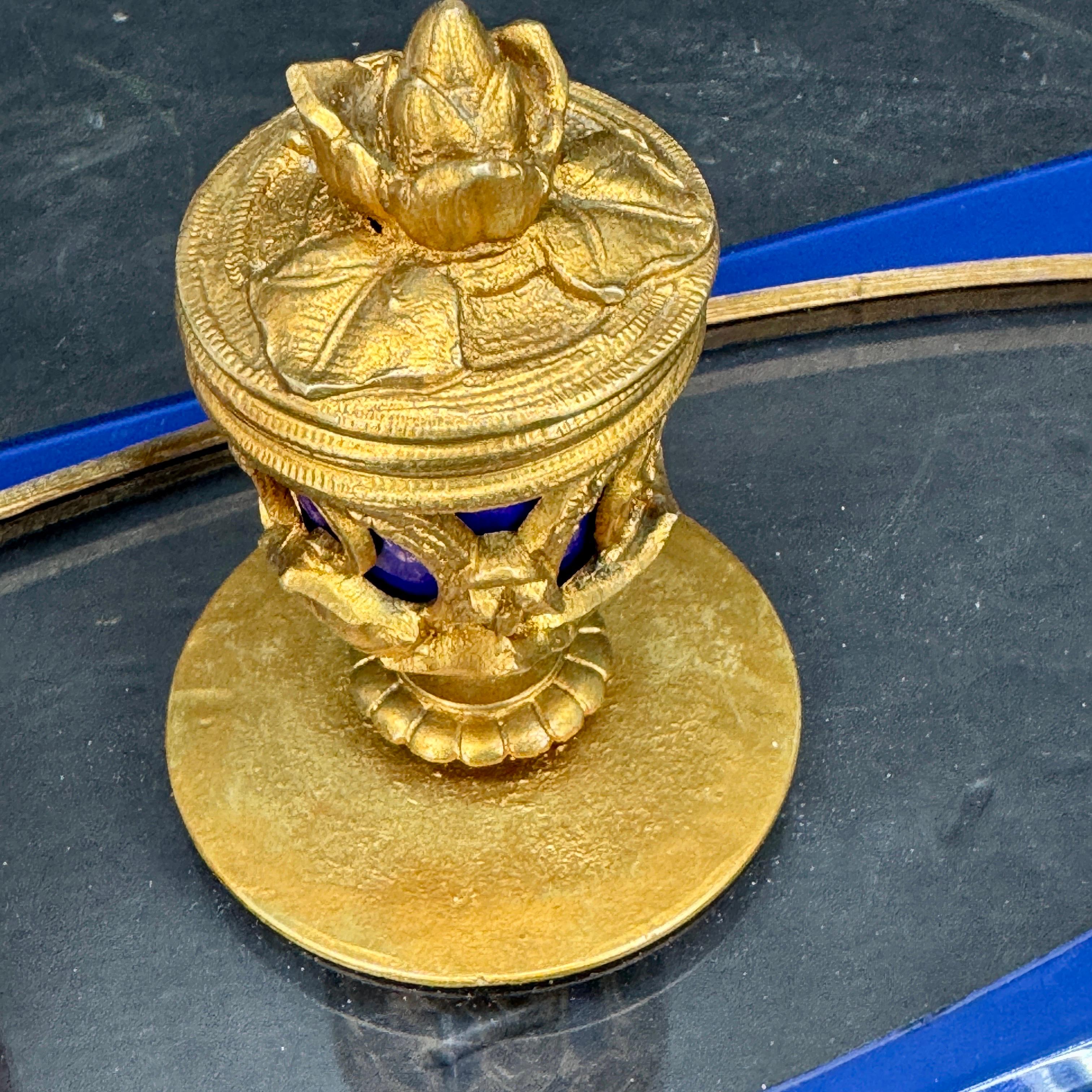 Joyero antiguo hecho a medida de bronce dorado, porcelana azul y lucita siglo XIX en venta