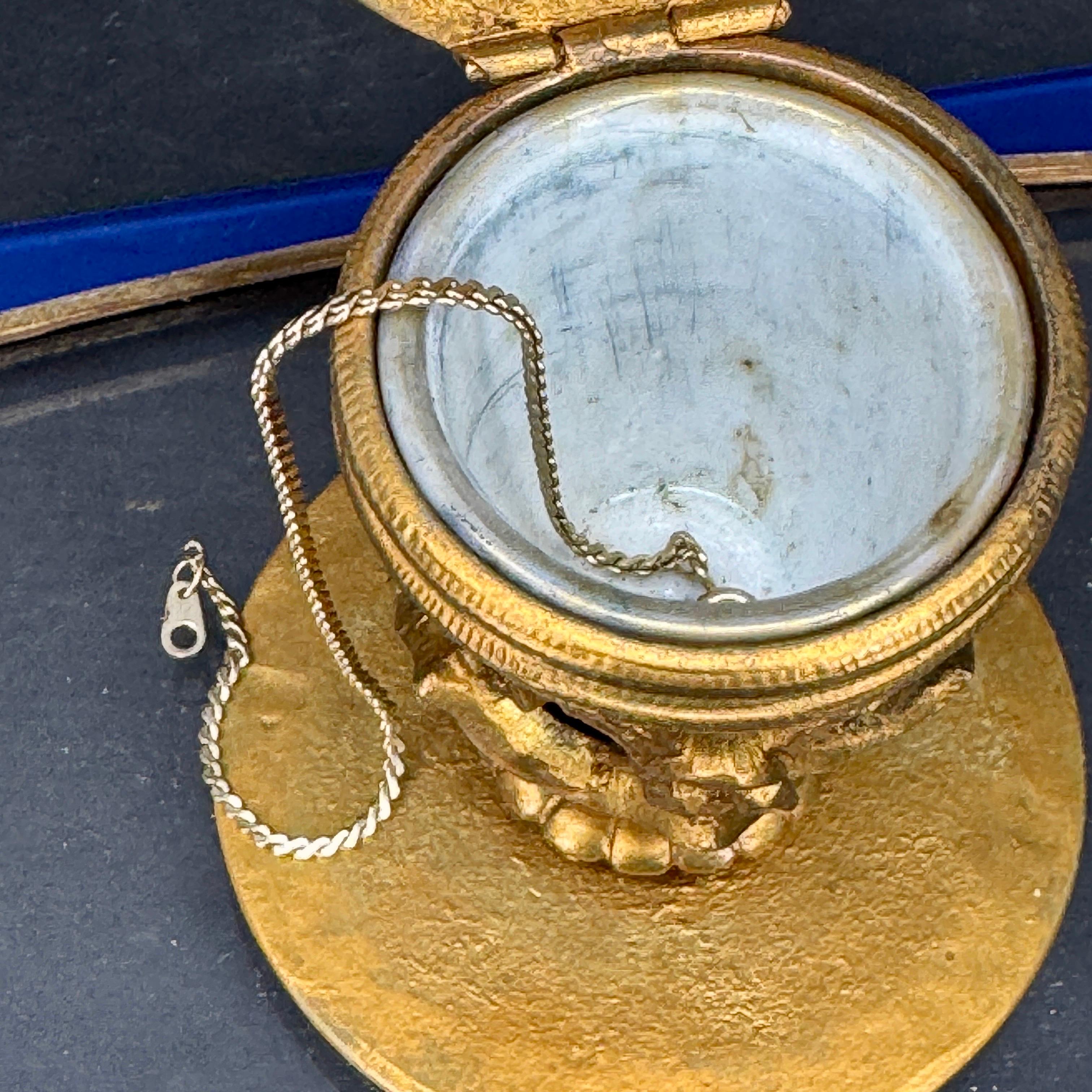Joyero antiguo hecho a medida de bronce dorado, porcelana azul y lucita Metal en venta