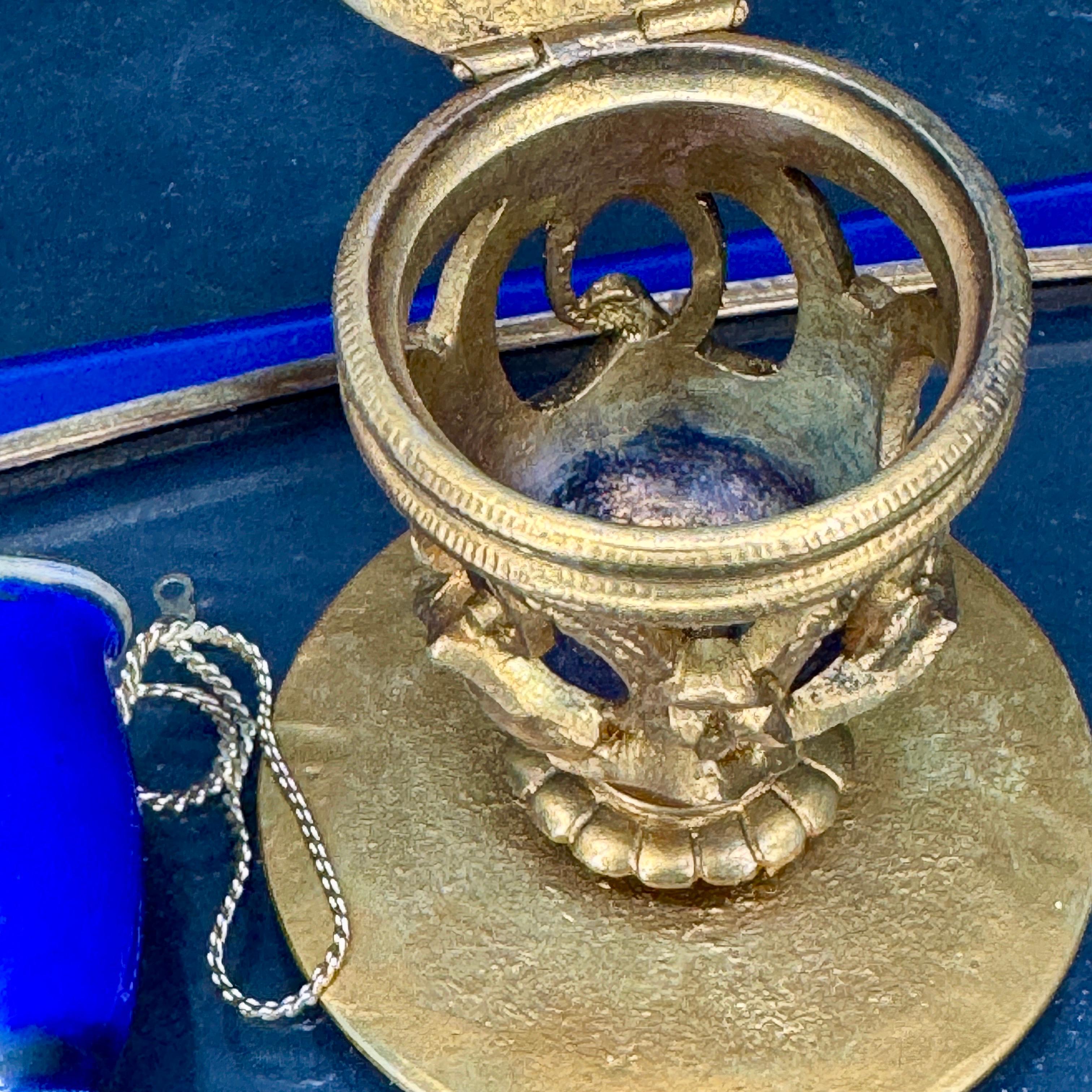 Joyero antiguo hecho a medida de bronce dorado, porcelana azul y lucita en venta 1