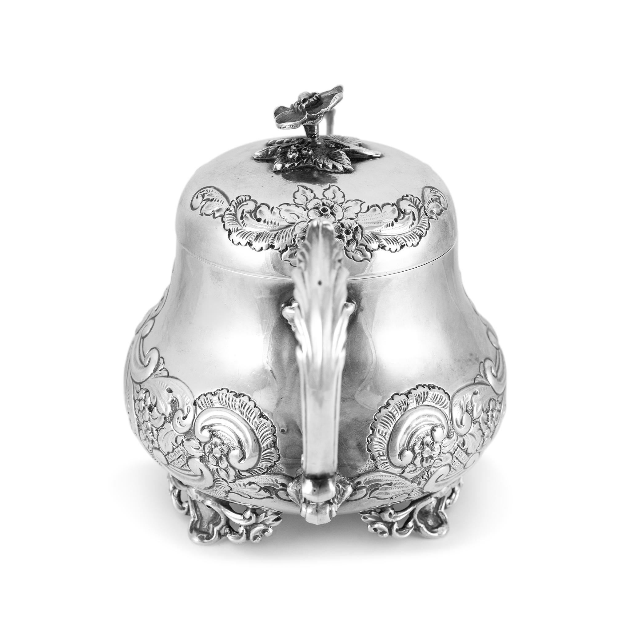 Marchio: J. J. Ltd.

Genere: Unisex

Tipo di metallo: Argento 925

Altezza: 6,00 pollici

Diametro: 5,50 pollici

Larghezza: 7,50 pollici

Peso: 17,88 grammi

Argento antico, teiera. Il metallo è stato testato ed è risultato essere argento 925