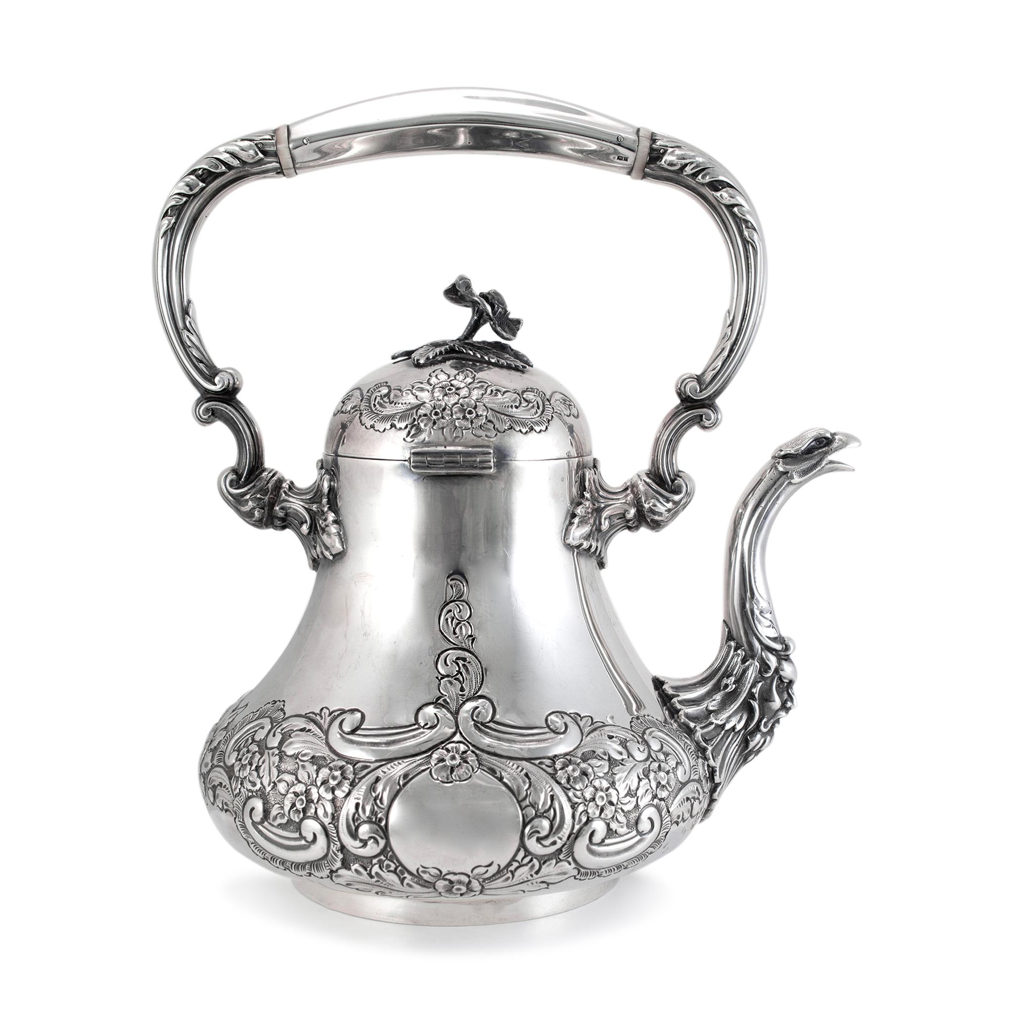 Antique J.G Ltd Heavy 925 Sterling Silver Tea Hand Chase Tea Pot In Excellent Condition For Sale In Houston, TX