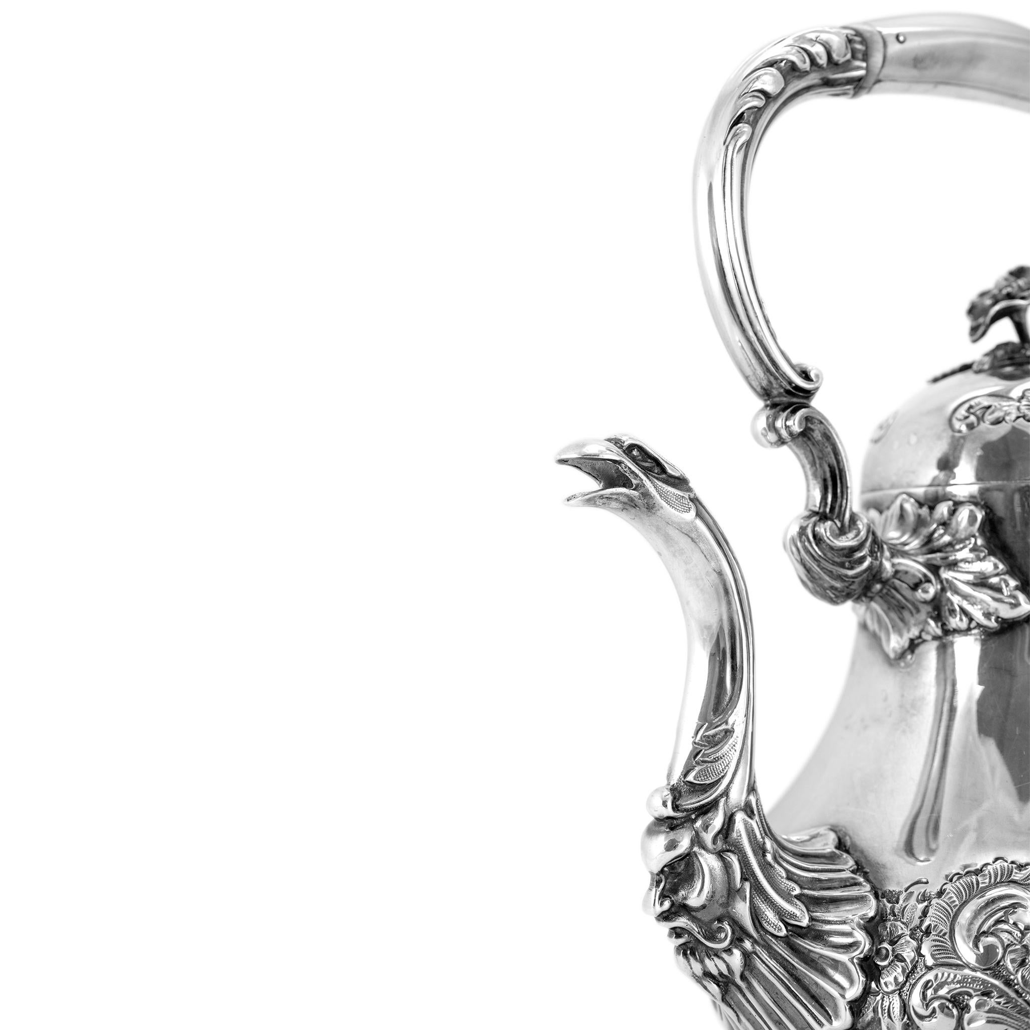 Antique J.G Ltd Heavy 925 Sterling Silver Tea Hand Chase Tea Pot For Sale 3