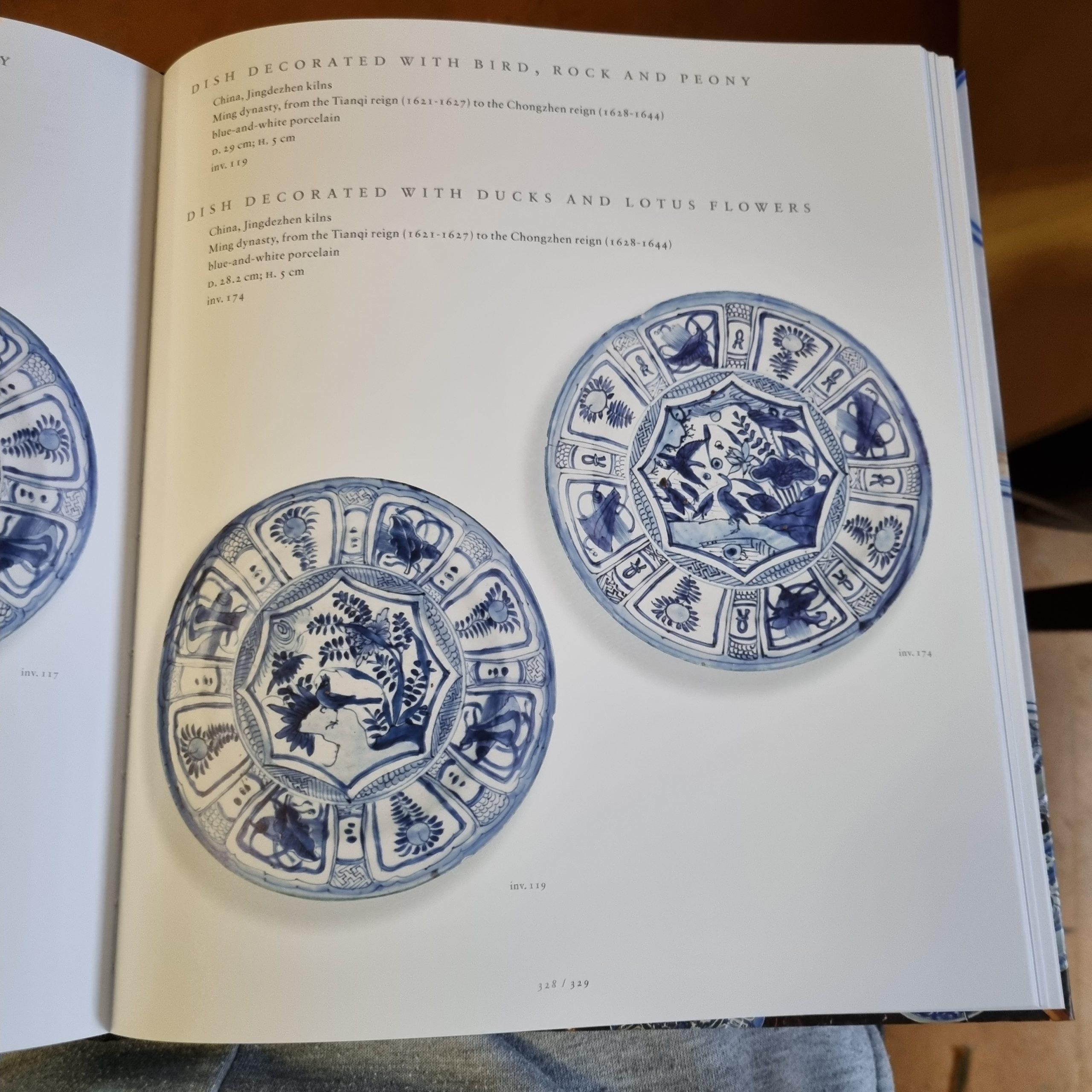 Grand chargeur profond de la fin de la dynastie Ming, période Wanli, en porcelaine d'exportation kraak bleue et blanche. Décoré au centre d'un médaillon à huit pointes avec un Qilin/chien de cuisine avec une boule de temple. Le motif central est