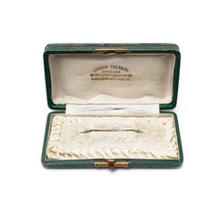 Caja de presentación antigua para un broche «Vienna Green» de Johann Tresnak