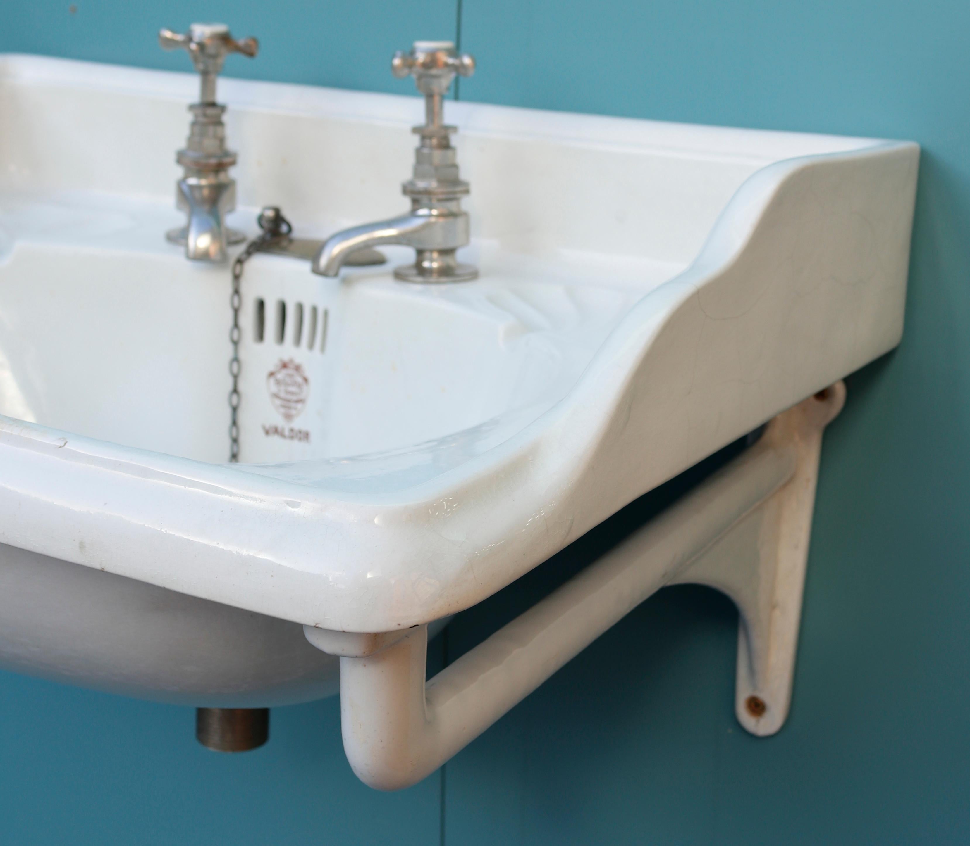 Antique John Bolding Wall Mounted ‘Valdor’ Basin In Good Condition For Sale In Wormelow, Herefordshire