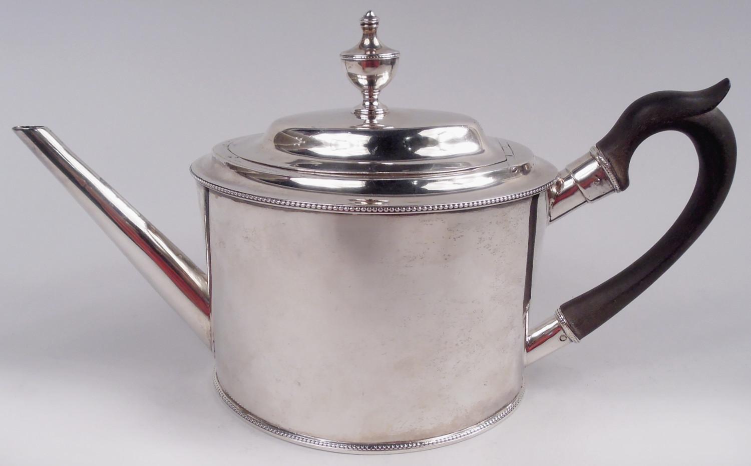 Teiera d'argento con moneta classica Feder. Realizzato da John Burger a New York, nel 1790 circa. Dritto e ovale, con beccuccio lungo e diagonale; manico in legno colorato argentato con Looping alto e cappuccio a forma di foglia. Coperchio