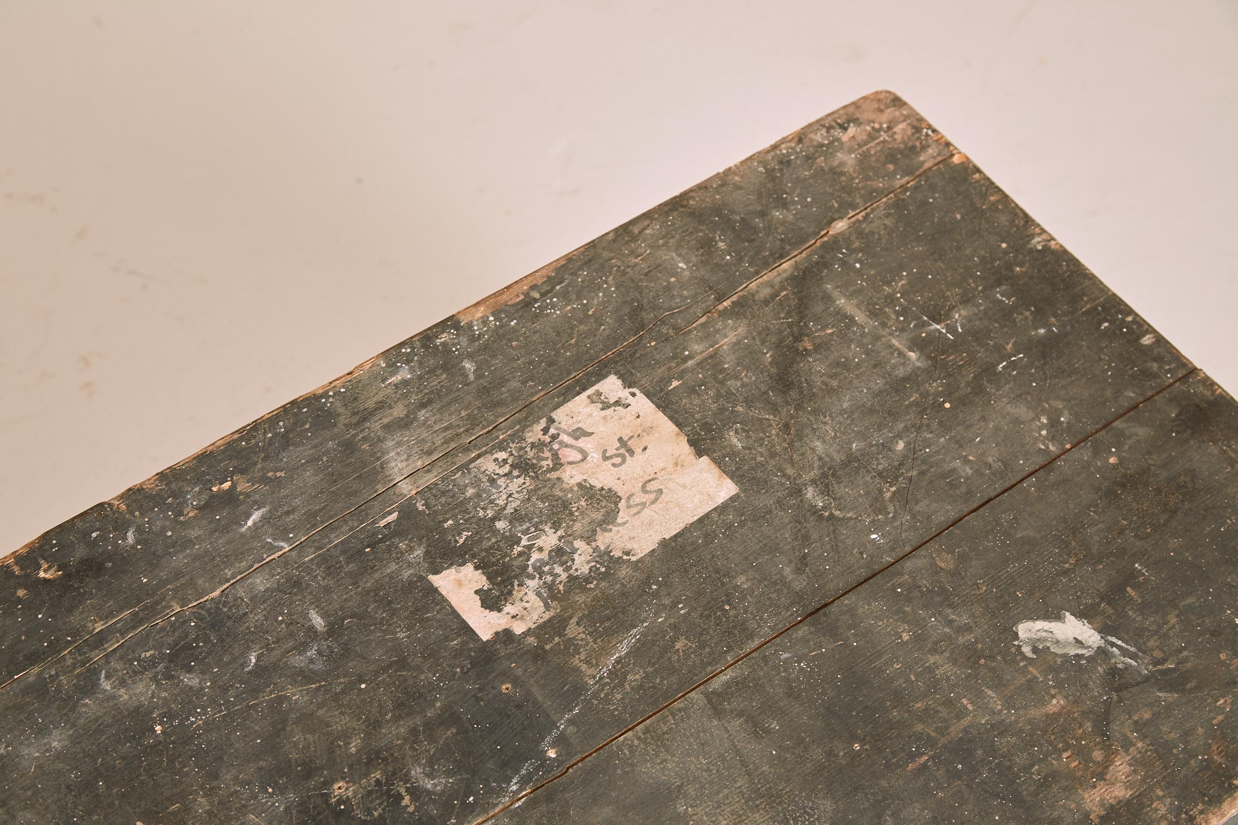 Antike Tischlertruhe, Kiefernholztruhe, Holzkohle Schwarz, 1850er Jahre im Zustand „Starke Gebrauchsspuren“ im Angebot in London, GB