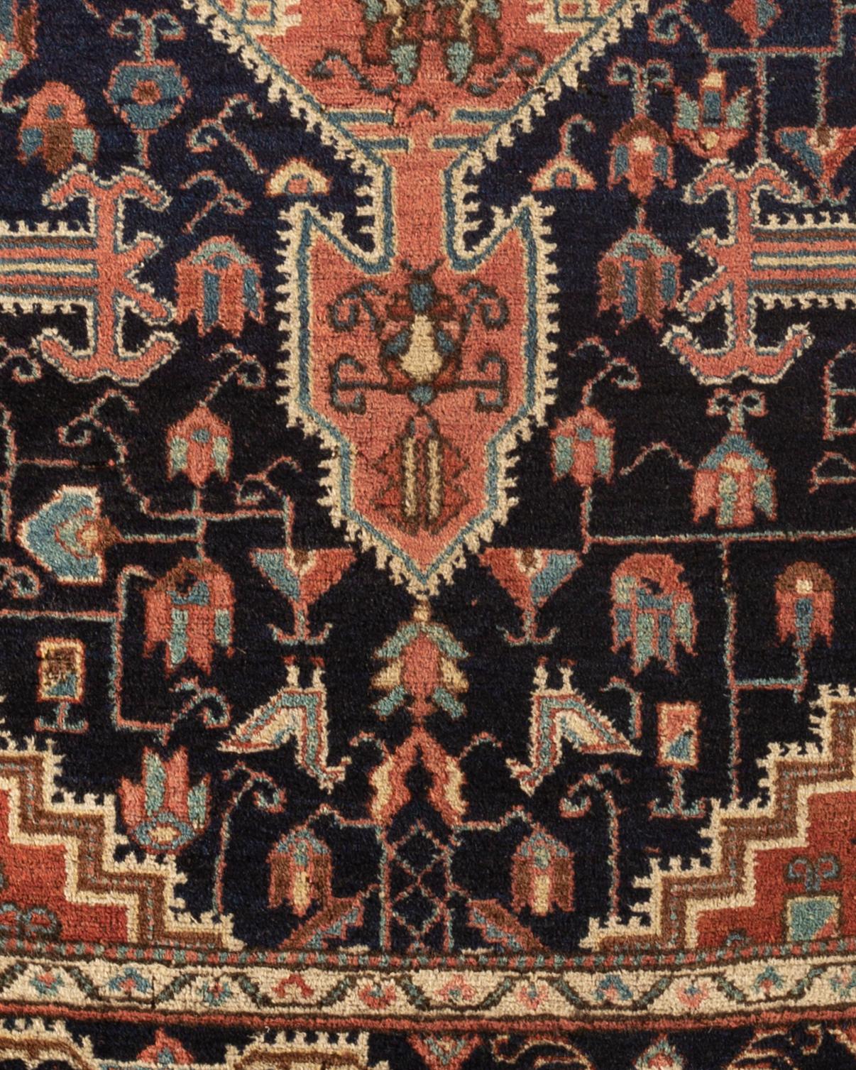 Antiker Josan-Sarouk-Teppich, um 1900. Sarouk-Teppiche stammen aus West-Zentralpersien und Josan ist ein kleines Dorf, das für die hohe Qualität seiner Teppiche bekannt ist. Das reizvolle zentrale Design mit seinem tiefen Marineblau sowohl im