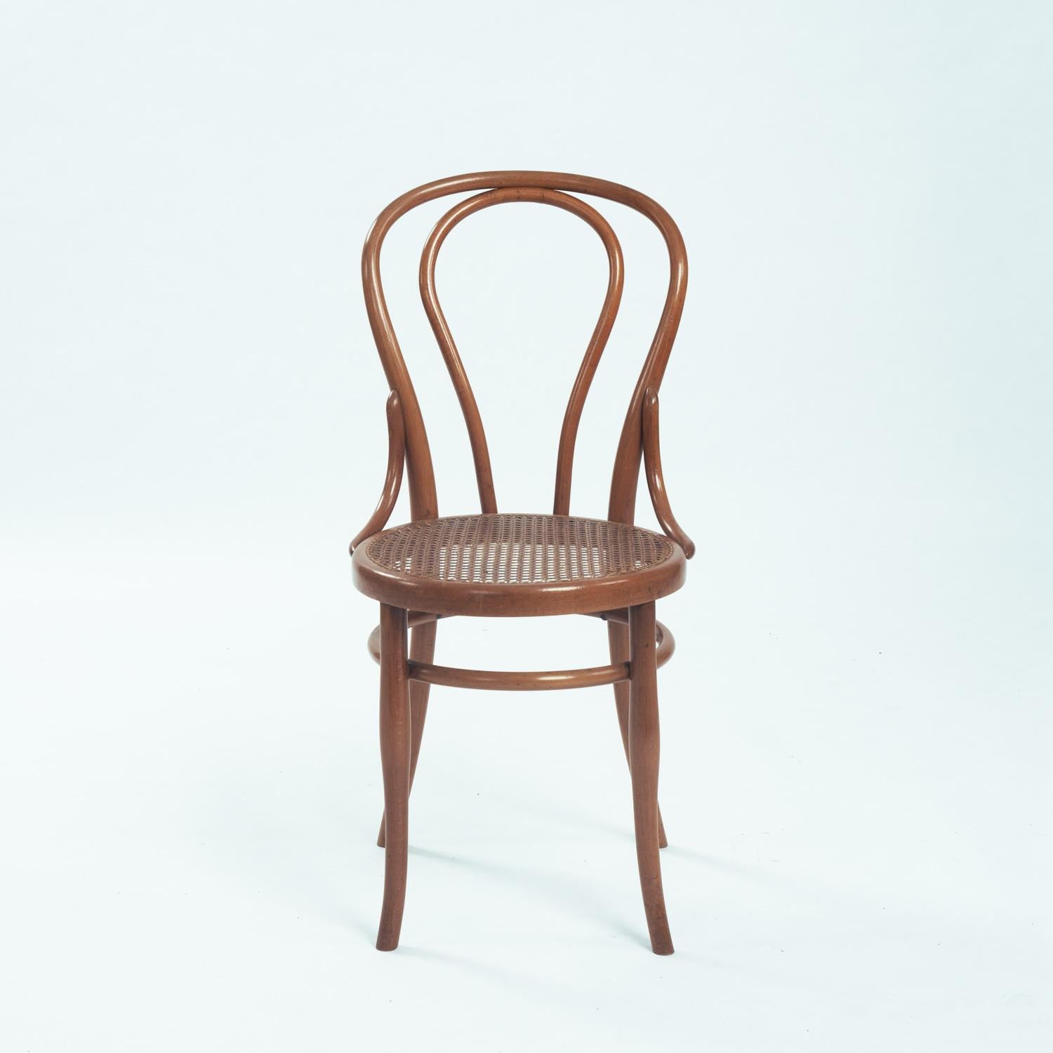 Magnifique ensemble de 8 chaises anciennes, authentiques et toutes originales en bois courbé Thonet n° 14 avec des sièges en sangle par Josef Hoffmann. 

Le modèle n° 14 est sans aucun doute la chaise la plus célèbre et la plus vendue de l'histoire