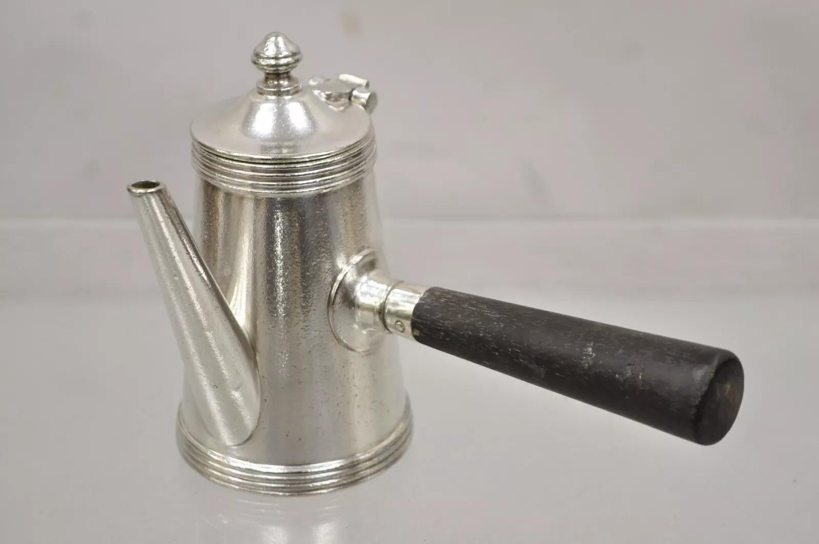 Antico Joseph Heinrichs Art Deco in argento saldato Cioccolatiera/Portacaffè/Teiera con manico in legno. Circa all'inizio del XX secolo. Misure: 5,5