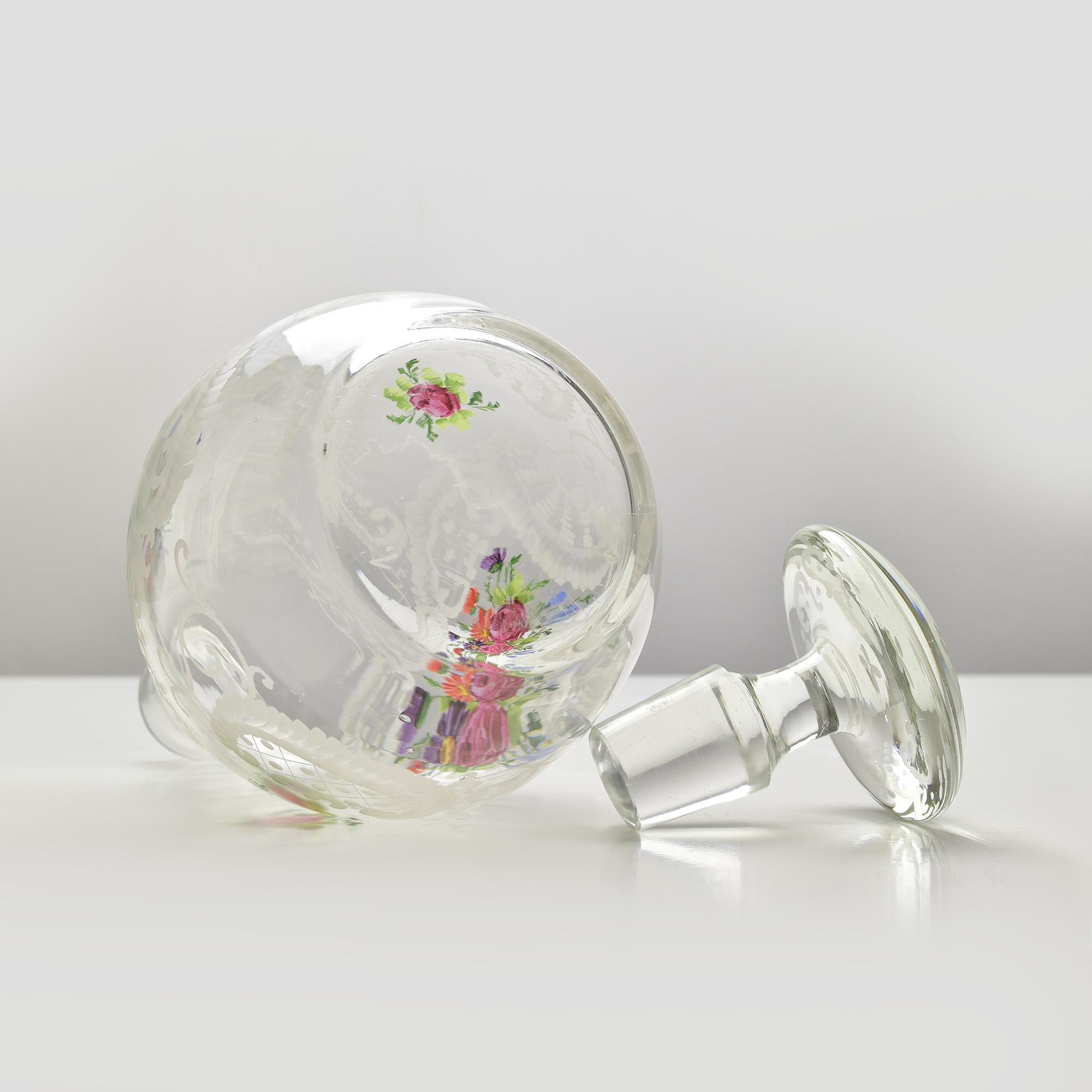 Antike Josephinenhütte Glaskaraffe um 1880 mit Rocailles-Gravur und Blumen im Angebot 3