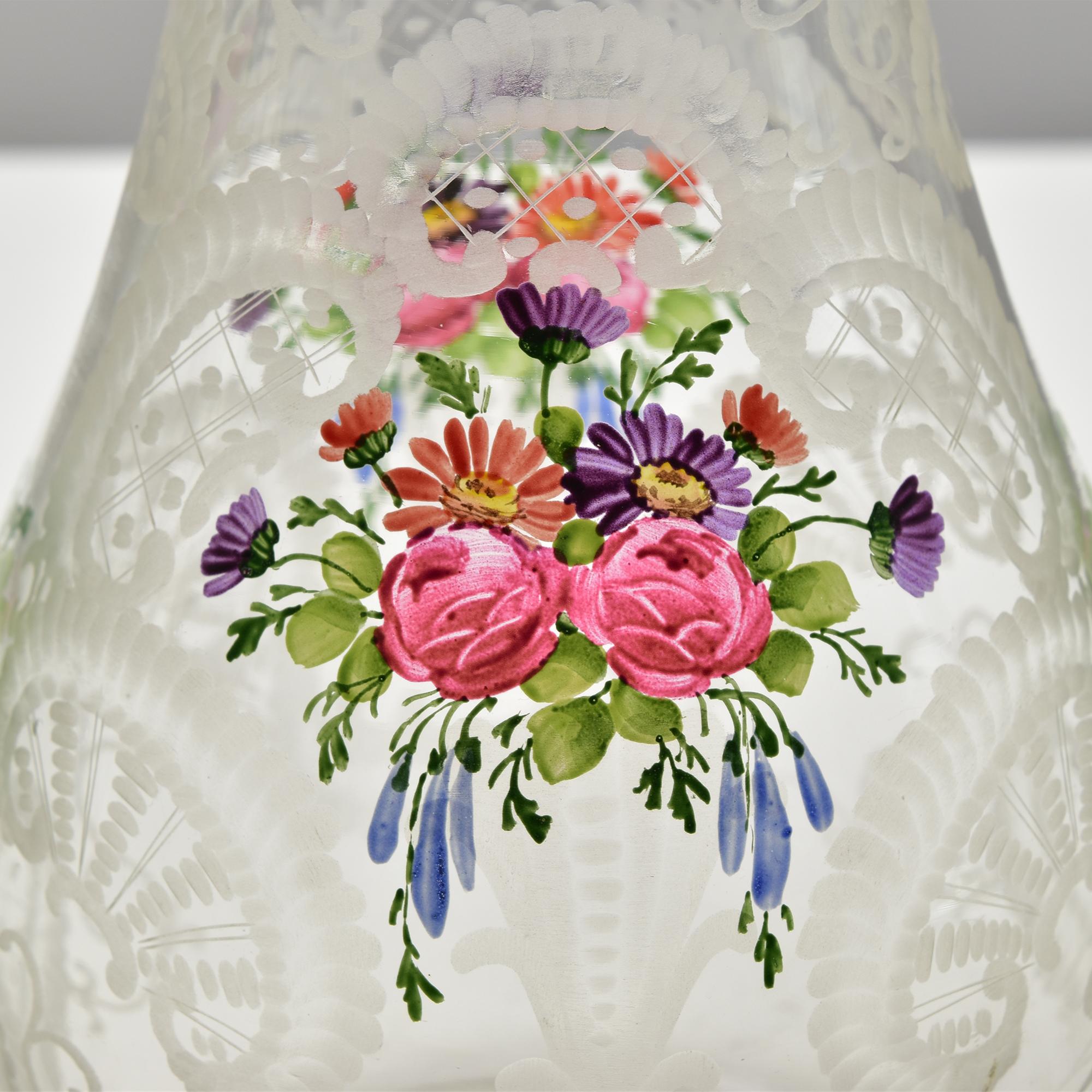 Antike Kristallkaraffe, der Josephinenhütte zugeschrieben, um 1880. Dieses elegante Stück zeichnet sich durch eine aufwändige Gravur im Rocailles-Stil aus, die durch handgemalte Blumenmotive in leuchtenden Farben ergänzt wird. Der birnenförmige