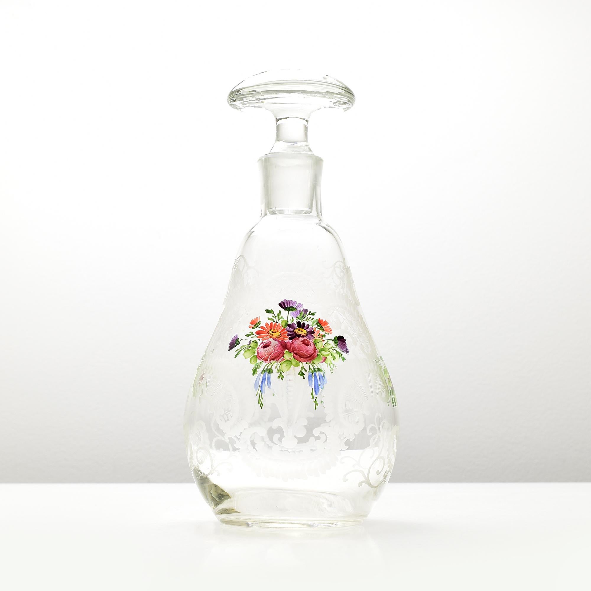 Antike Josephinenhütte Glaskaraffe um 1880 mit Rocailles-Gravur und Blumen (Art nouveau) im Angebot