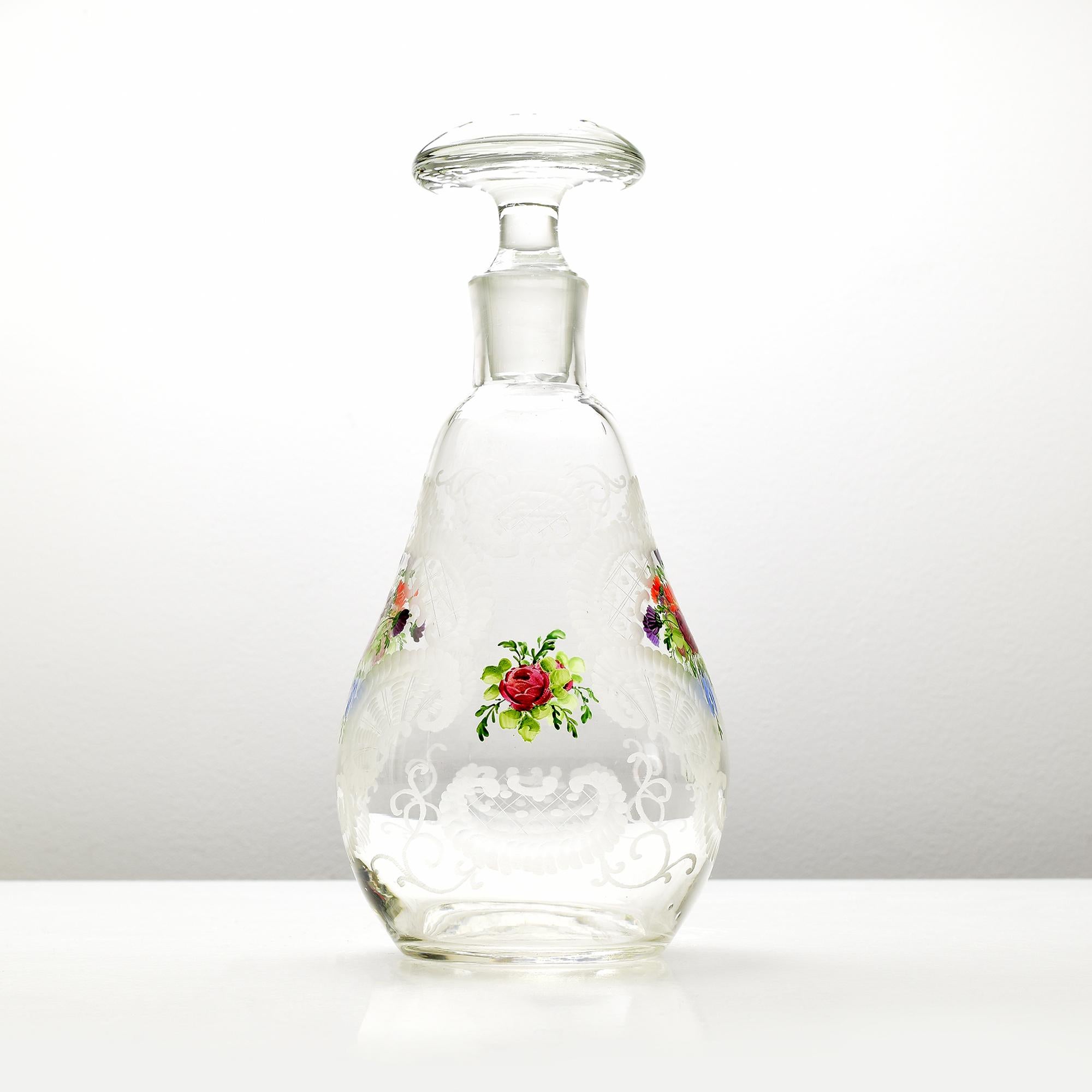 Antike Josephinenhütte Glaskaraffe um 1880 mit Rocailles-Gravur und Blumen (Deutsch) im Angebot