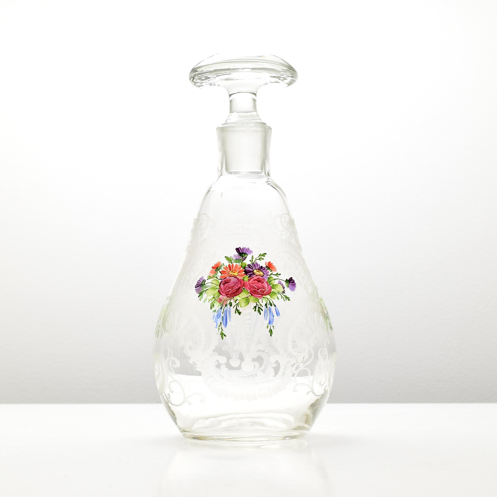 Antike Josephinenhütte Glaskaraffe um 1880 mit Rocailles-Gravur und Blumen (Handgefertigt) im Angebot