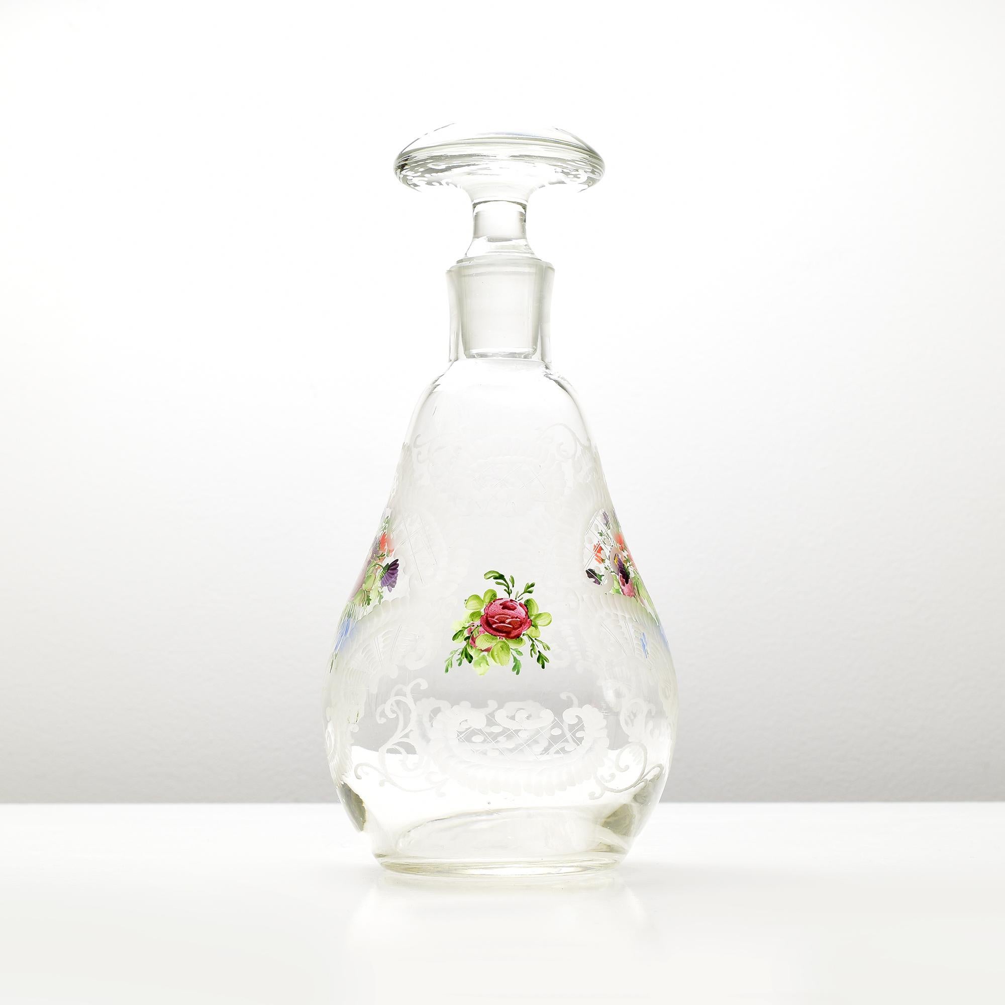 Antike Josephinenhütte Glaskaraffe um 1880 mit Rocailles-Gravur und Blumen im Zustand „Gut“ im Angebot in Bad Säckingen, DE