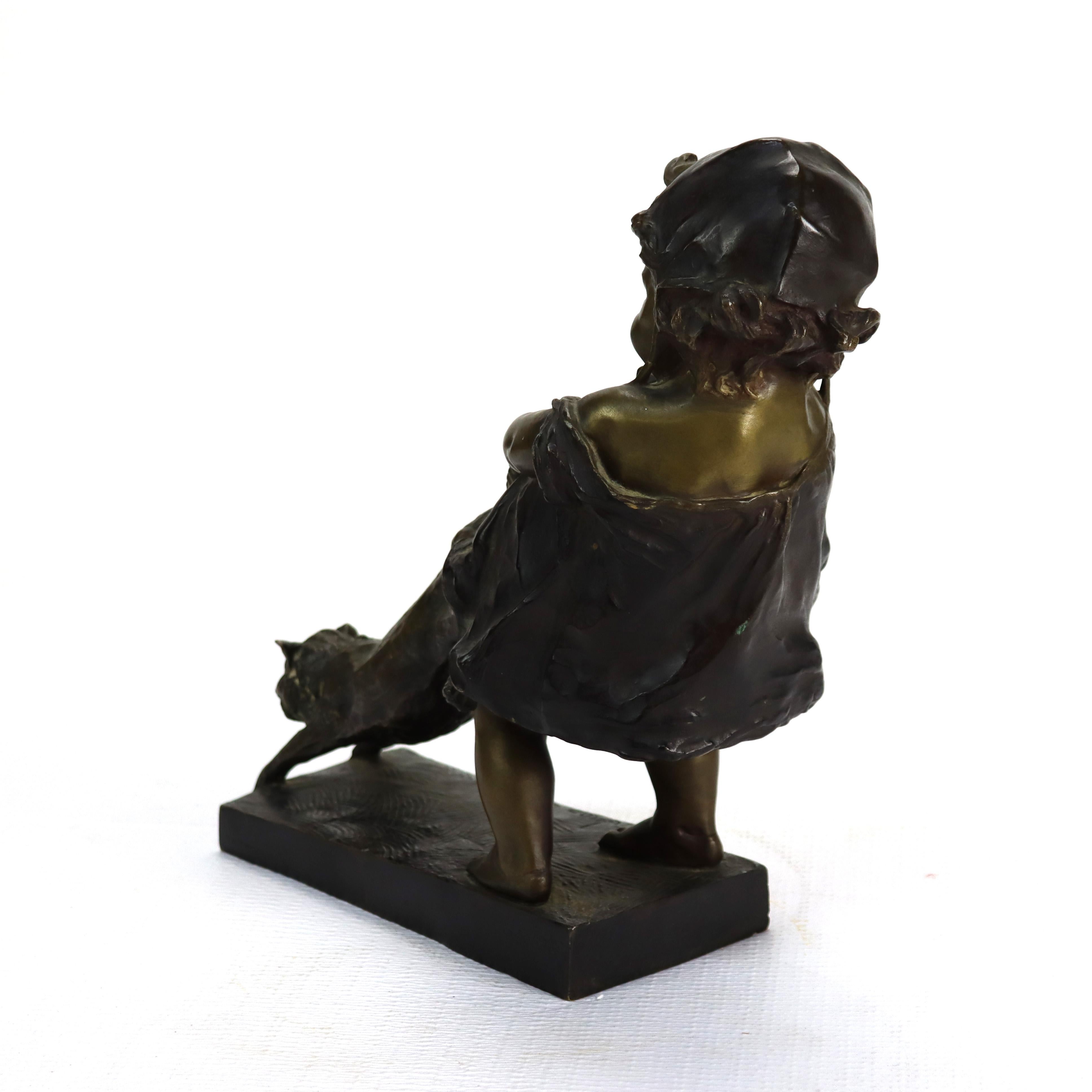 Antique Juan Clara 1st Edition Bronze Figure “Toddler With Cat” Signed c1900 In condizioni buone in vendita a Big Flats, NY