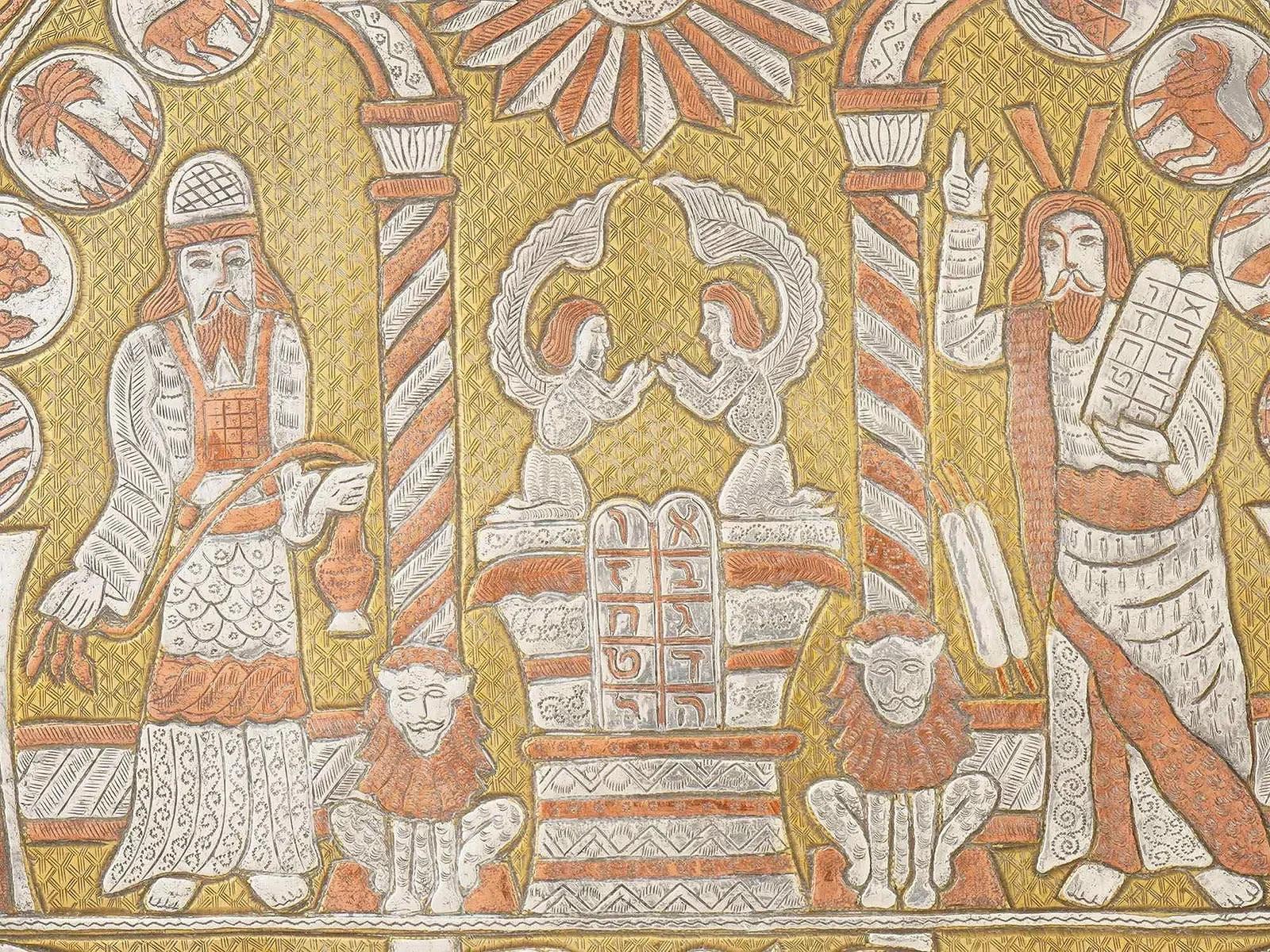 Ein antikes Judaica-Messing-Tablett mit Silber- und Kupfereinlagen. Runde Form mit hochgezogenen Rändern. Das Stück ist reichlich mit komplexen, stilisierten Judaica-Szenen und Ornamenten verziert. Orientalische Judaica-Dekorationen, sammelbares