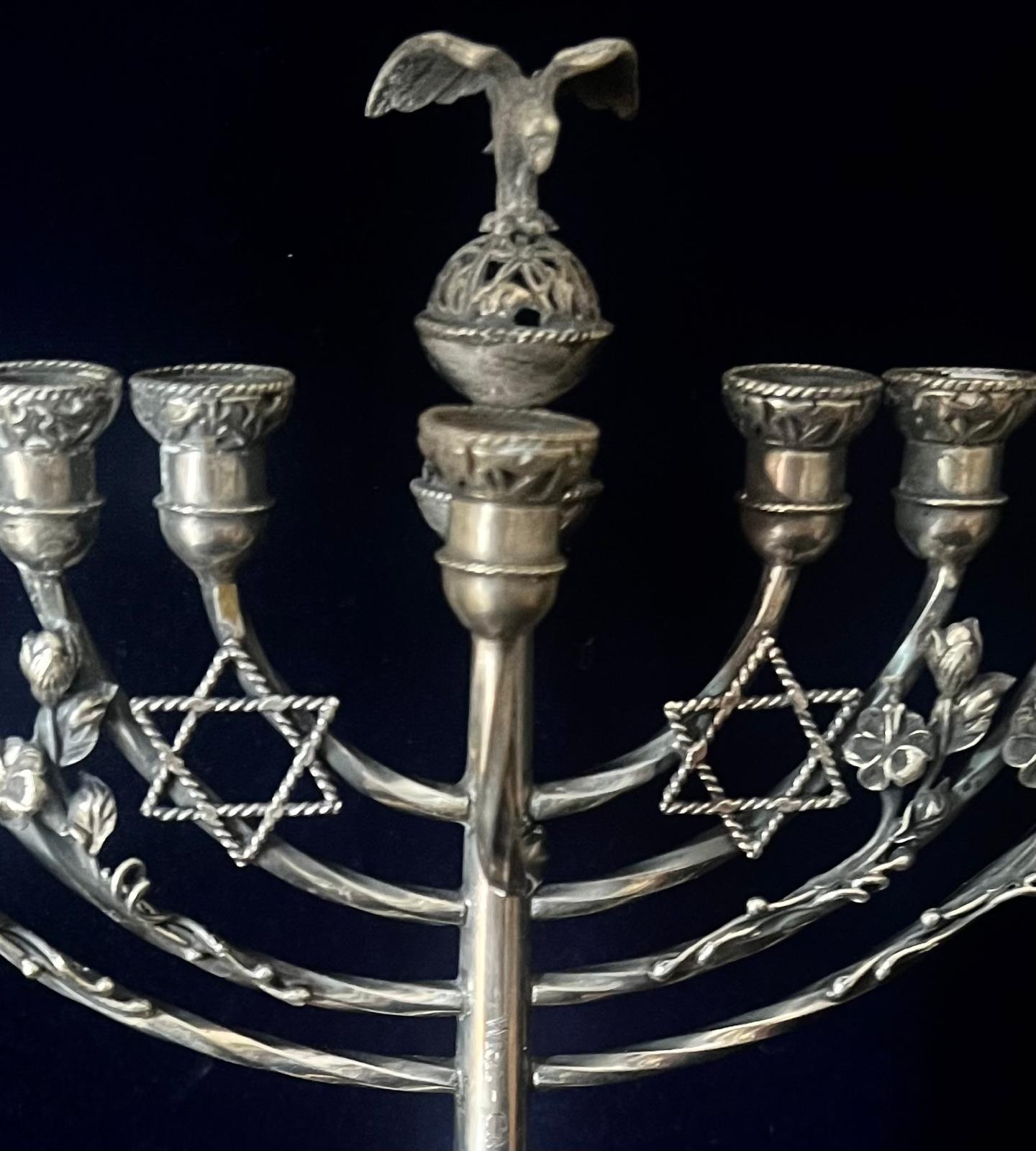Fait main Menorah judaïque ancien avec initiales gravées Wien C.M.v.R 19ème siècle en vente