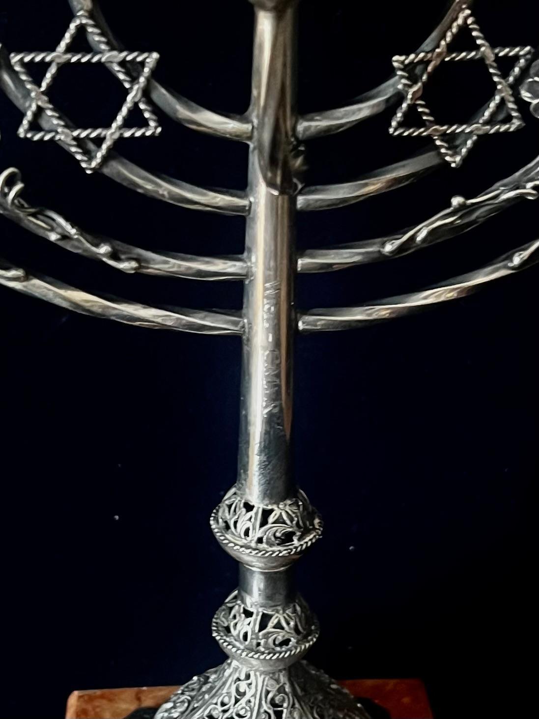 Menorah judaïque ancien avec initiales gravées Wien C.M.v.R 19ème siècle en vente 1