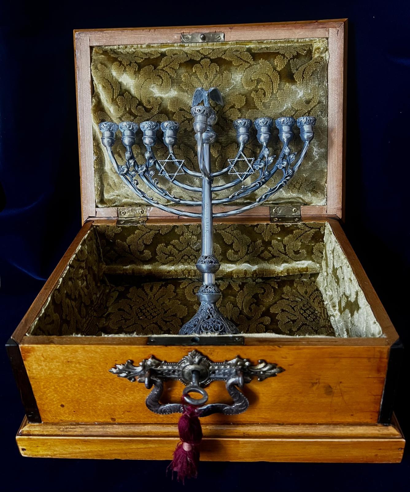 Il s'agit d'une Menorah de Hanoukka en argent 875, d'une grande finesse et unique en son genre. Extrêmement détaillé et complexe, il comporte un aigle sur le dessus, deux Branch de David à gauche et à droite ainsi que des ornements de fleurs sur les