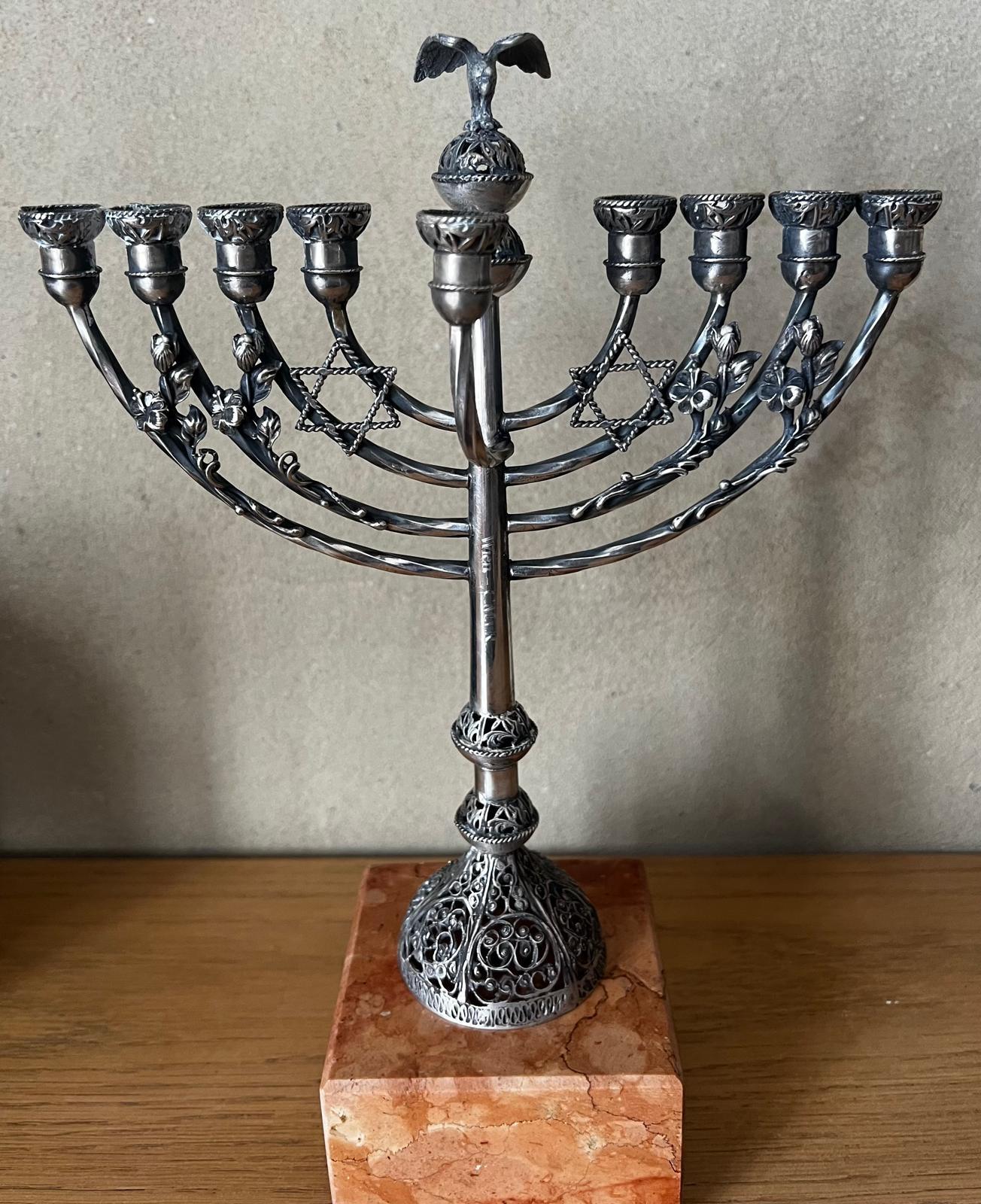 Menorah judaïque ancien avec initiales gravées Wien C.M.v.R 19ème siècle en vente 2