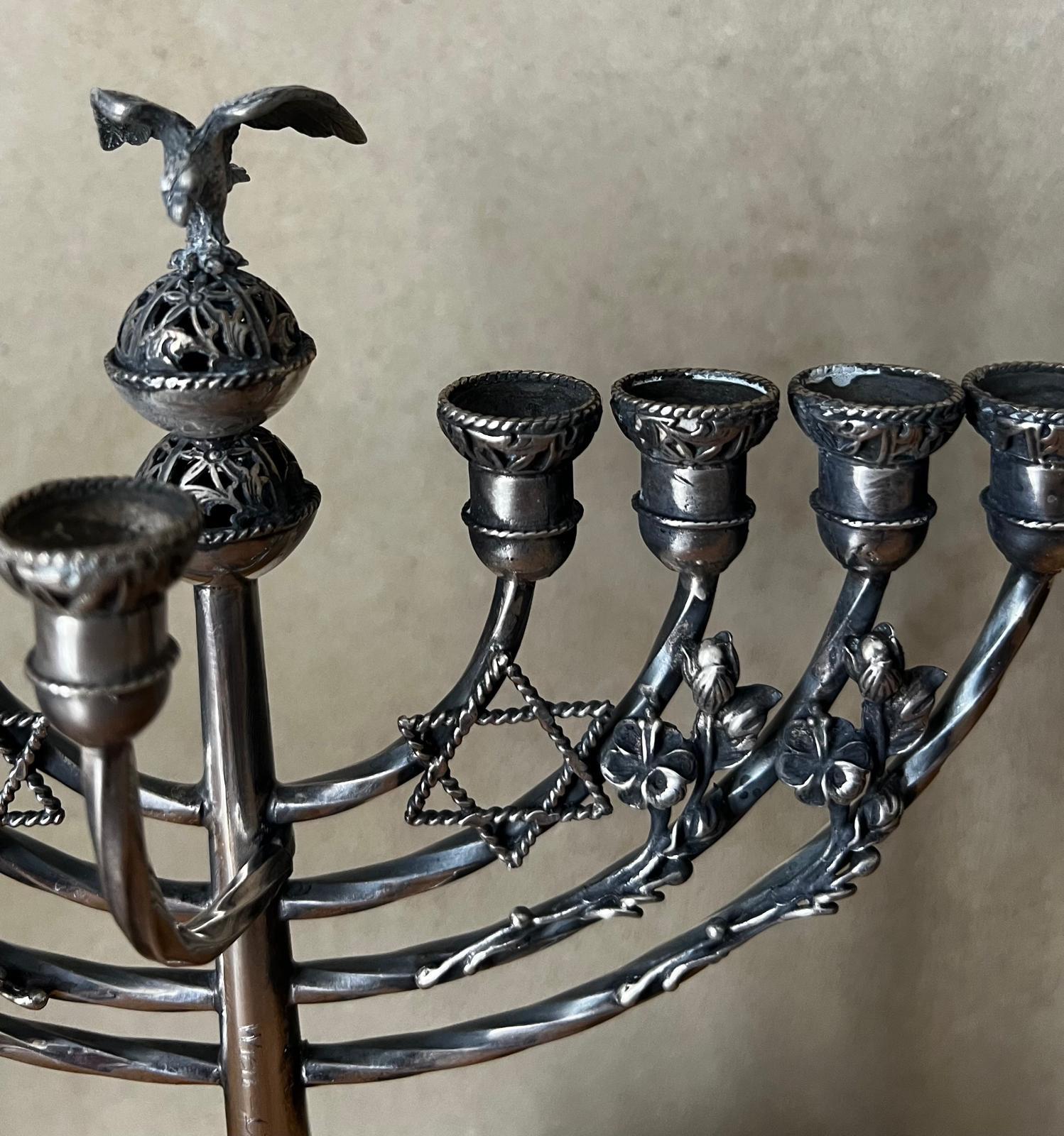 Menorah judaïque ancien avec initiales gravées Wien C.M.v.R 19ème siècle en vente 4