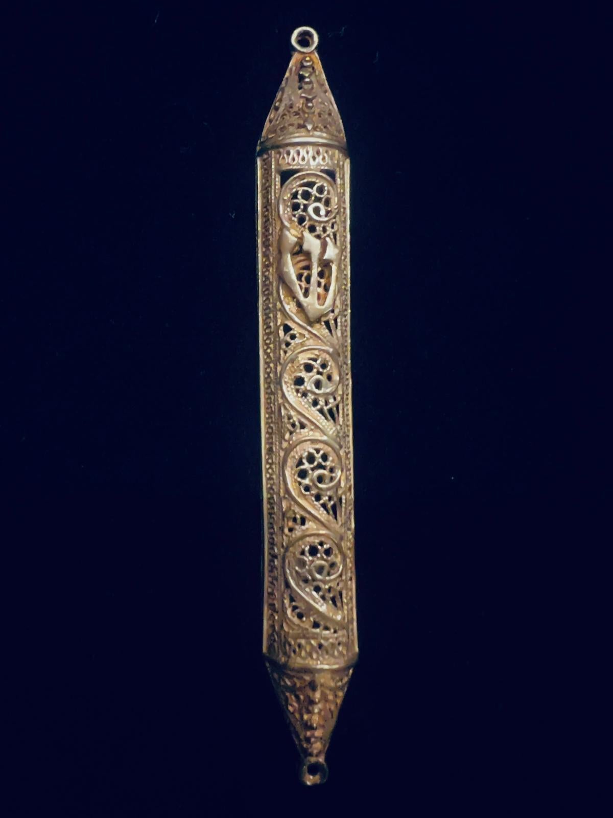 Cet étui à Mezuzah exquis est fabriqué en argent sterling 925 avec un délicat travail de filigrane fait à la main, mettant en valeur d'élégantes spirales et de fins détails en treillis. Mesurant 9 cm de long, il comporte une lettre hébraïque