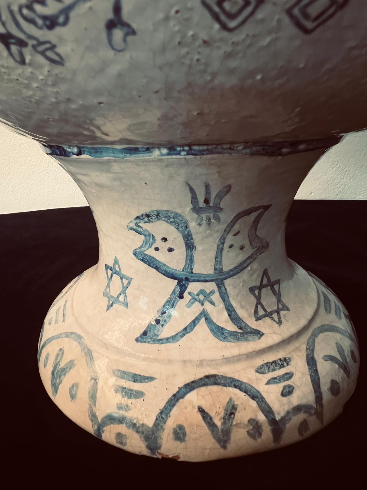 Espagnol Grande cruche judaïque ancienne en céramique pour vins et eau avec images allégoriques en vente