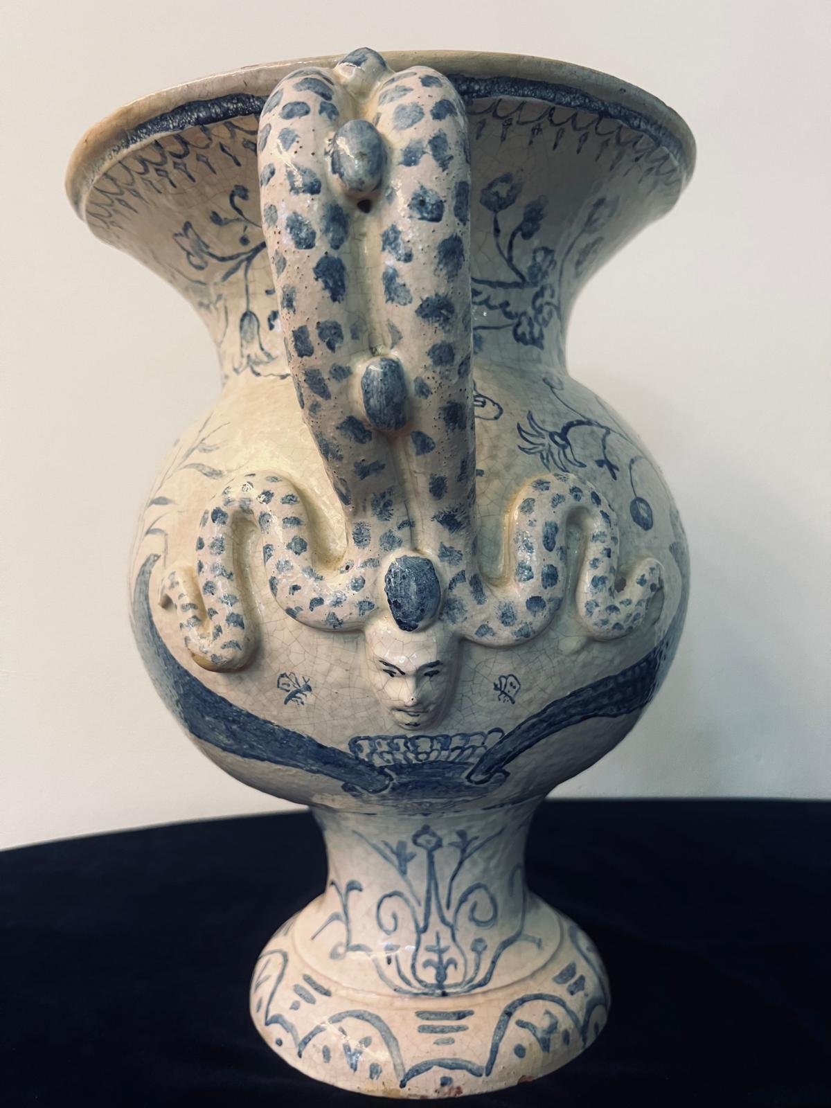 XVIIIe siècle Grande cruche judaïque ancienne en céramique pour vins et eau avec images allégoriques en vente